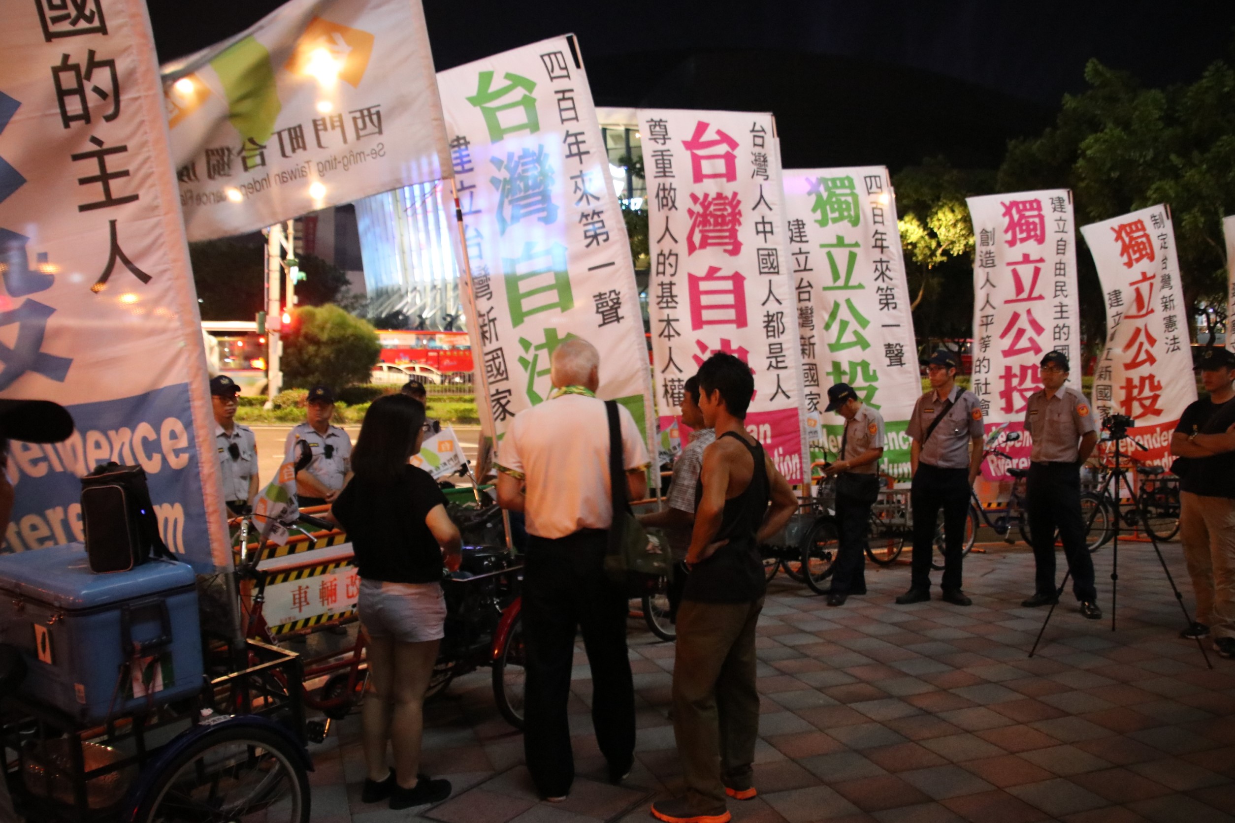 原有13組陳抗團體，在散場時只剩蔡丁貴率領的台獨團體堅守到最後。