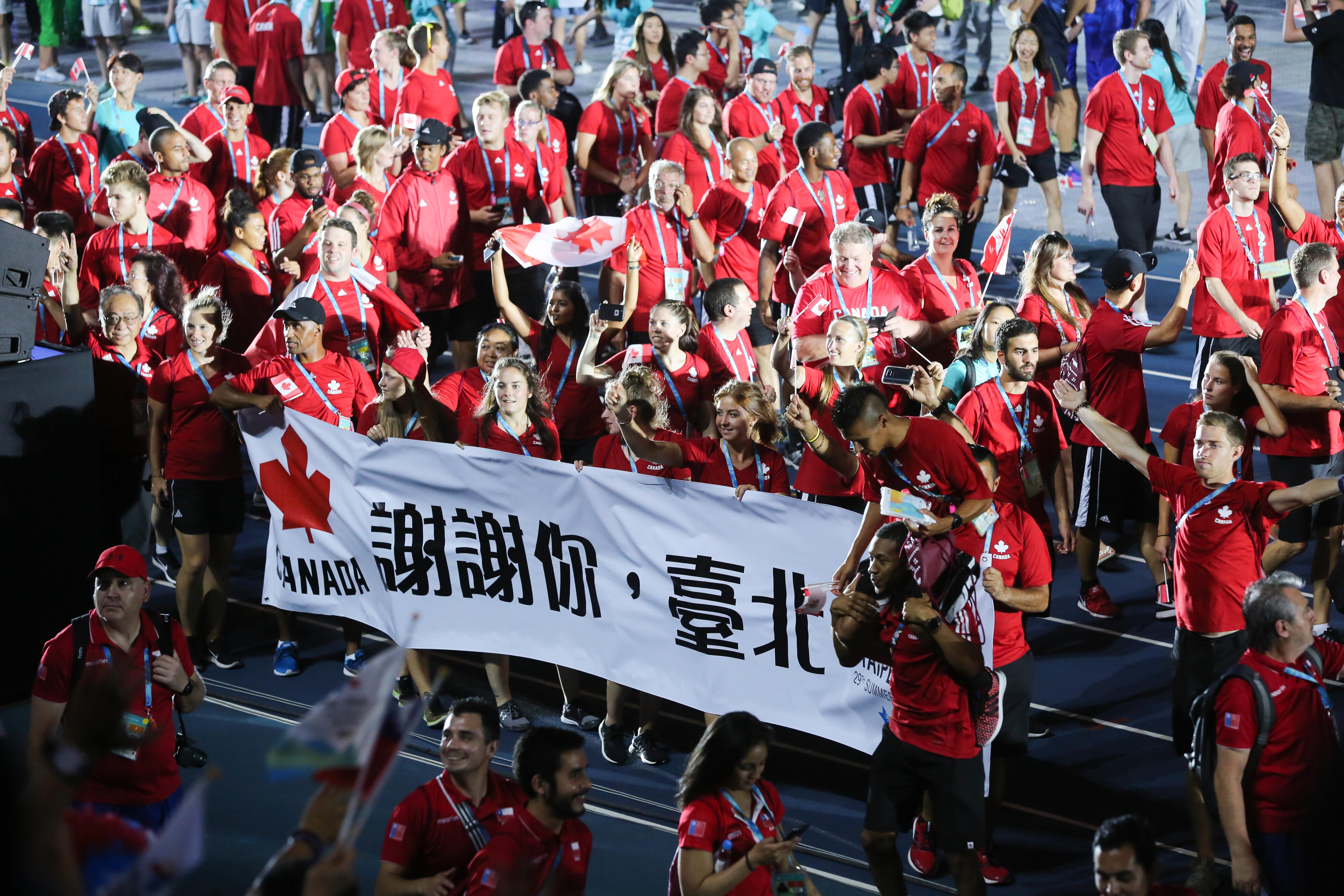 加拿大選手高舉「謝謝你，台北」布條進場。