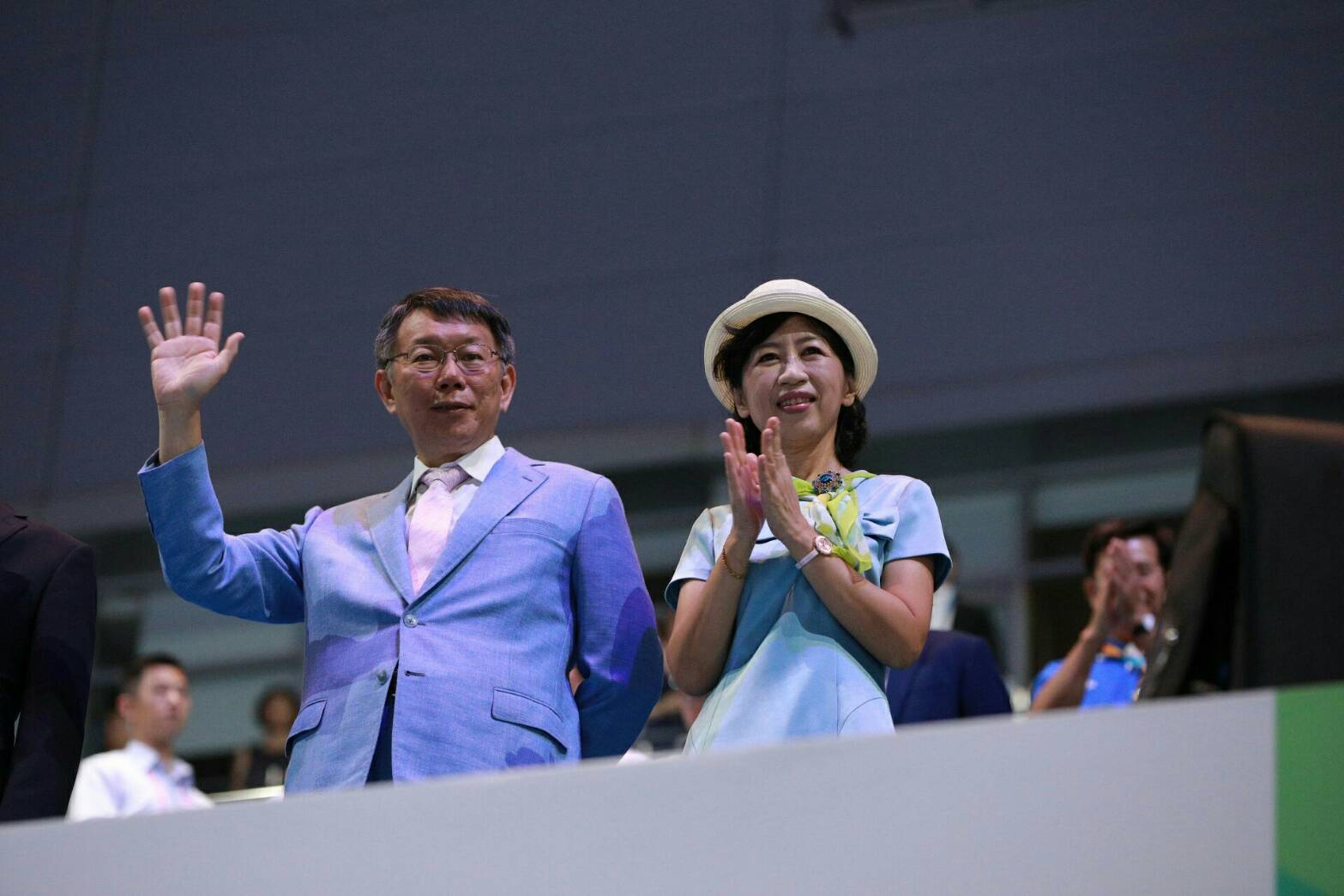 柯文哲穿著穿著天藍色西裝出席閉幕式，市長夫人陳佩琪也特別搭配一襲天藍色洋裝。
