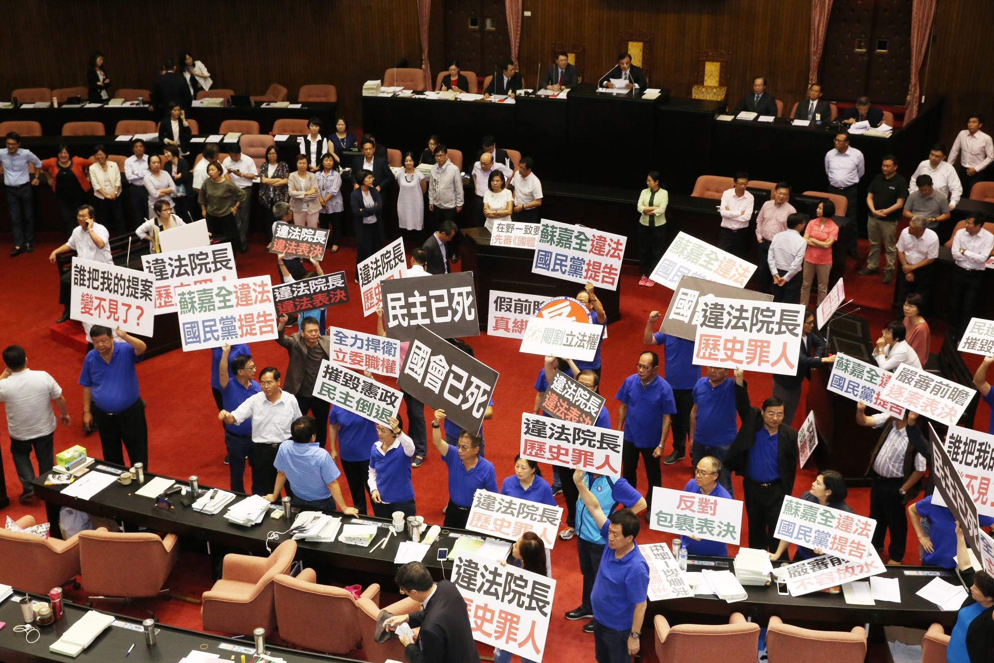 歷經超過60小時不斷電表決，前瞻基礎建設計畫第1期特別預算今天凌晨已順利三讀。