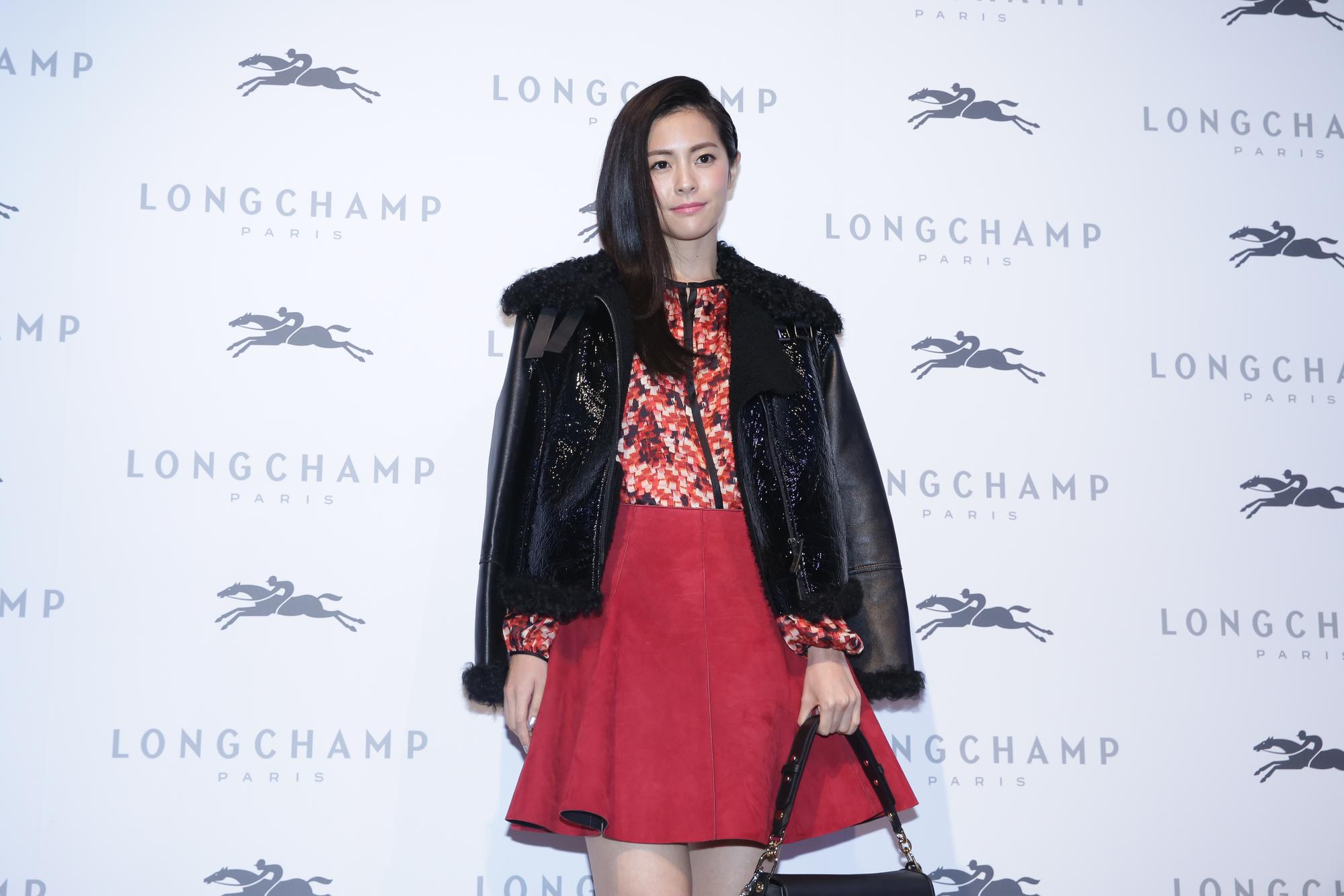 任容萱帥氣又不失優雅的混搭打扮,現身Longchamp活動。