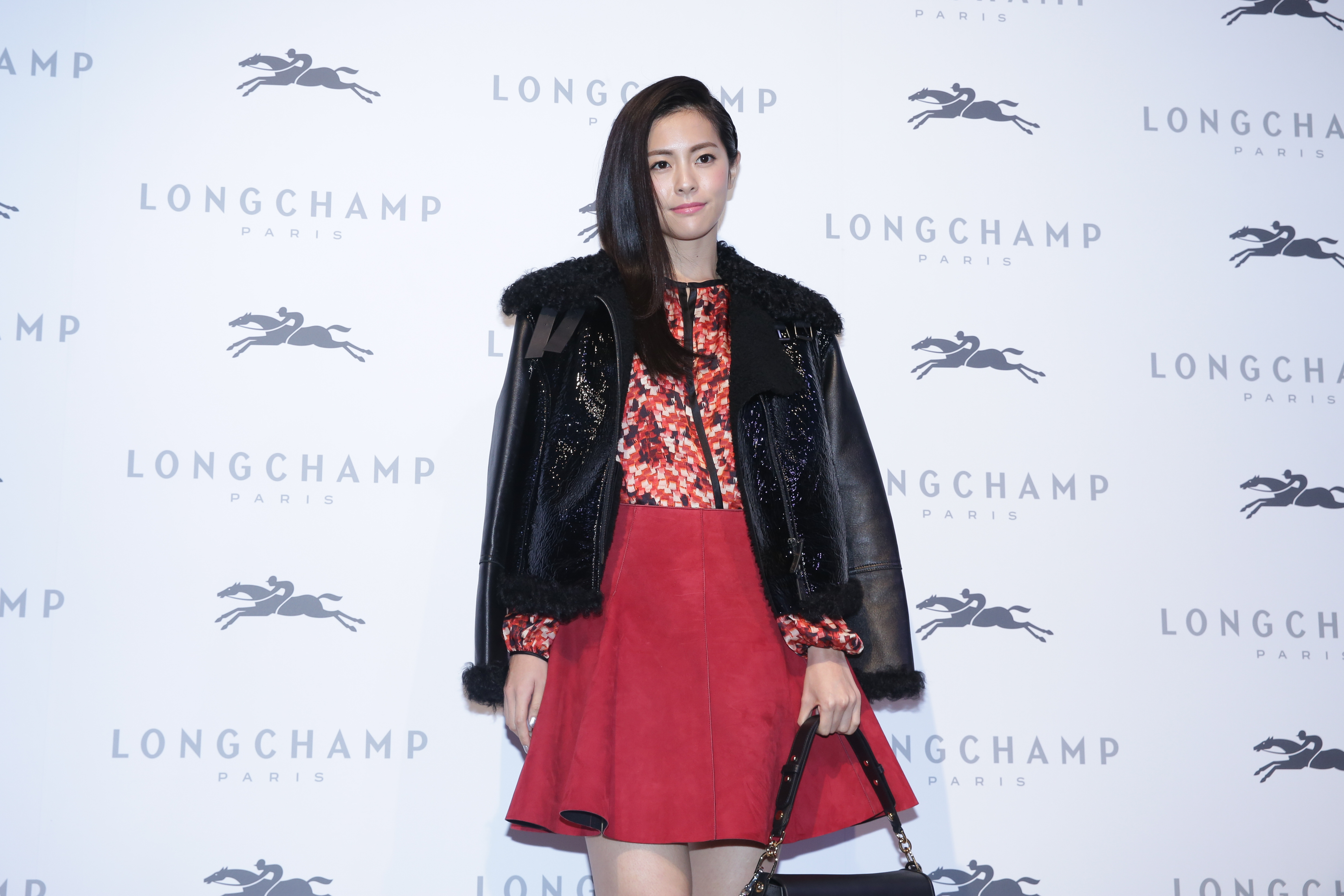 任容萱帥氣又不失優雅的混搭打扮，現身Longchamp活動。