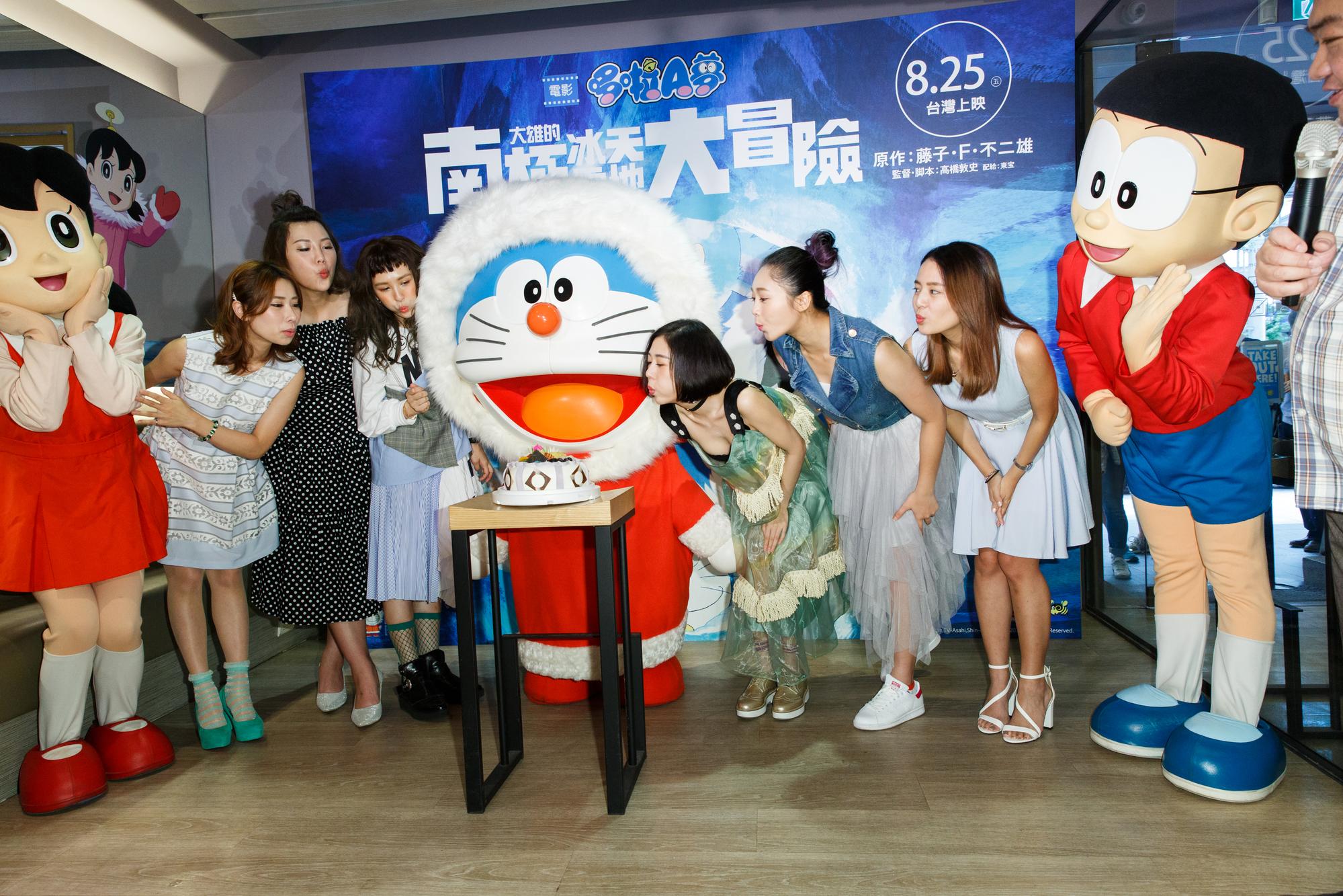 魏如昀、Albee、張文綺、黃安琪、郭婷筠、陳怡婷等6位藝人與大雄、靜香一起為9月3日生日的哆啦A夢慶生,也慶祝電影票房開紅盤。