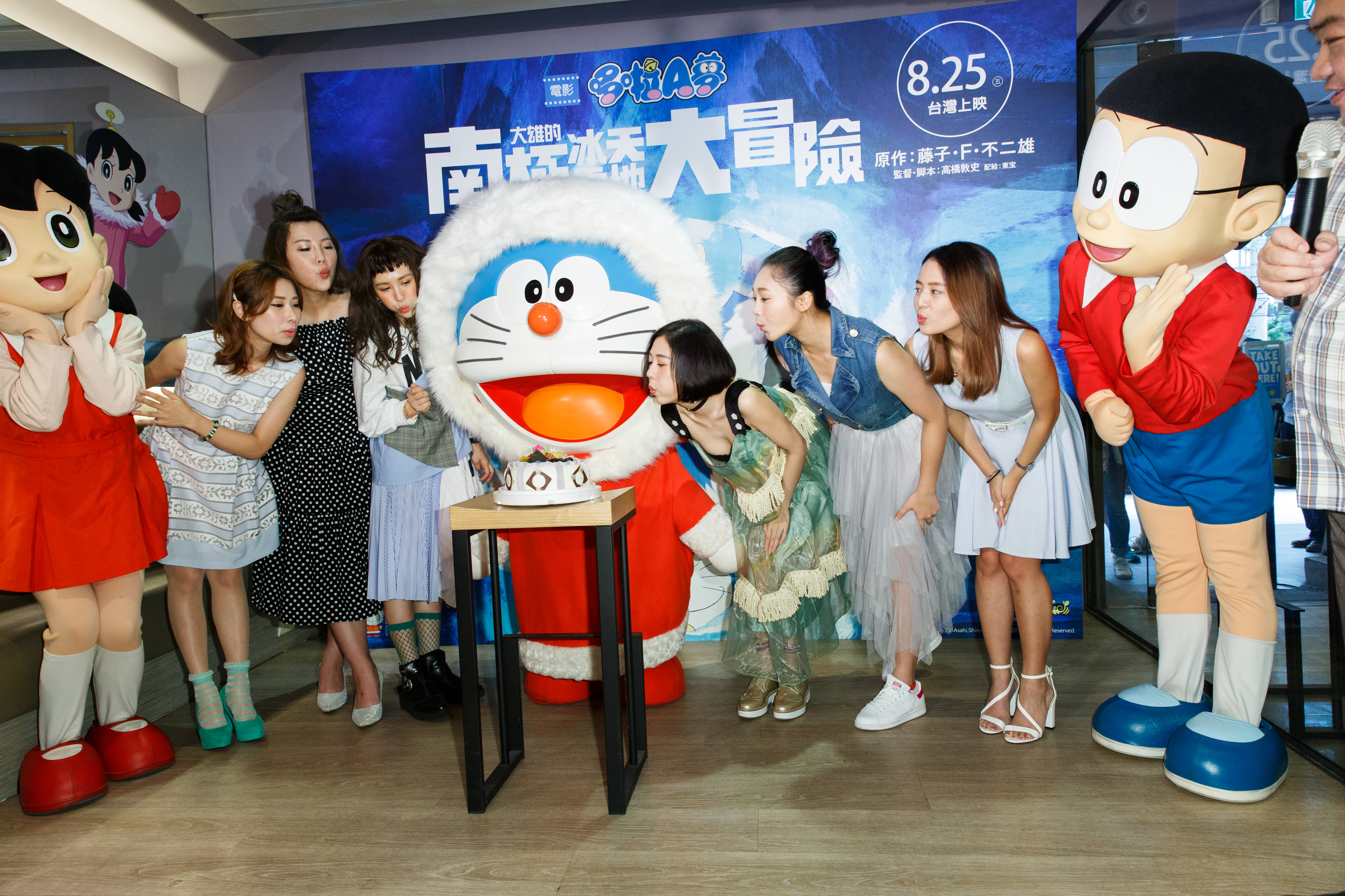 魏如昀、Albee、張文綺、黃安琪、郭婷筠、陳怡婷等6位藝人與大雄、靜香一起為9月3日生日的哆啦A夢慶生，也慶祝電影票房開紅盤。