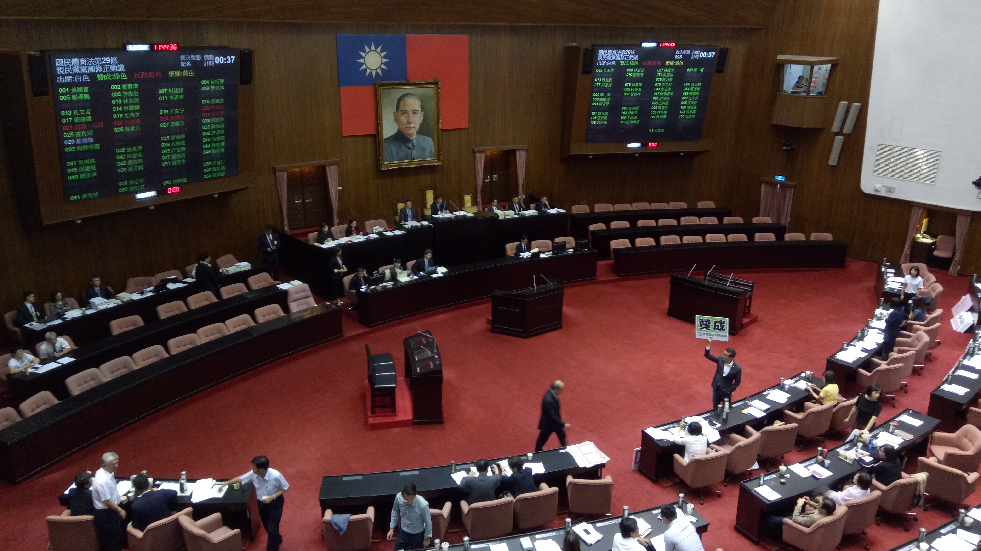 上午立法院長蘇嘉全對此案召集朝野協商，民進黨團總召柯建銘直言，民進黨團支持回歸行政院版，就是維持「中華奧會」。