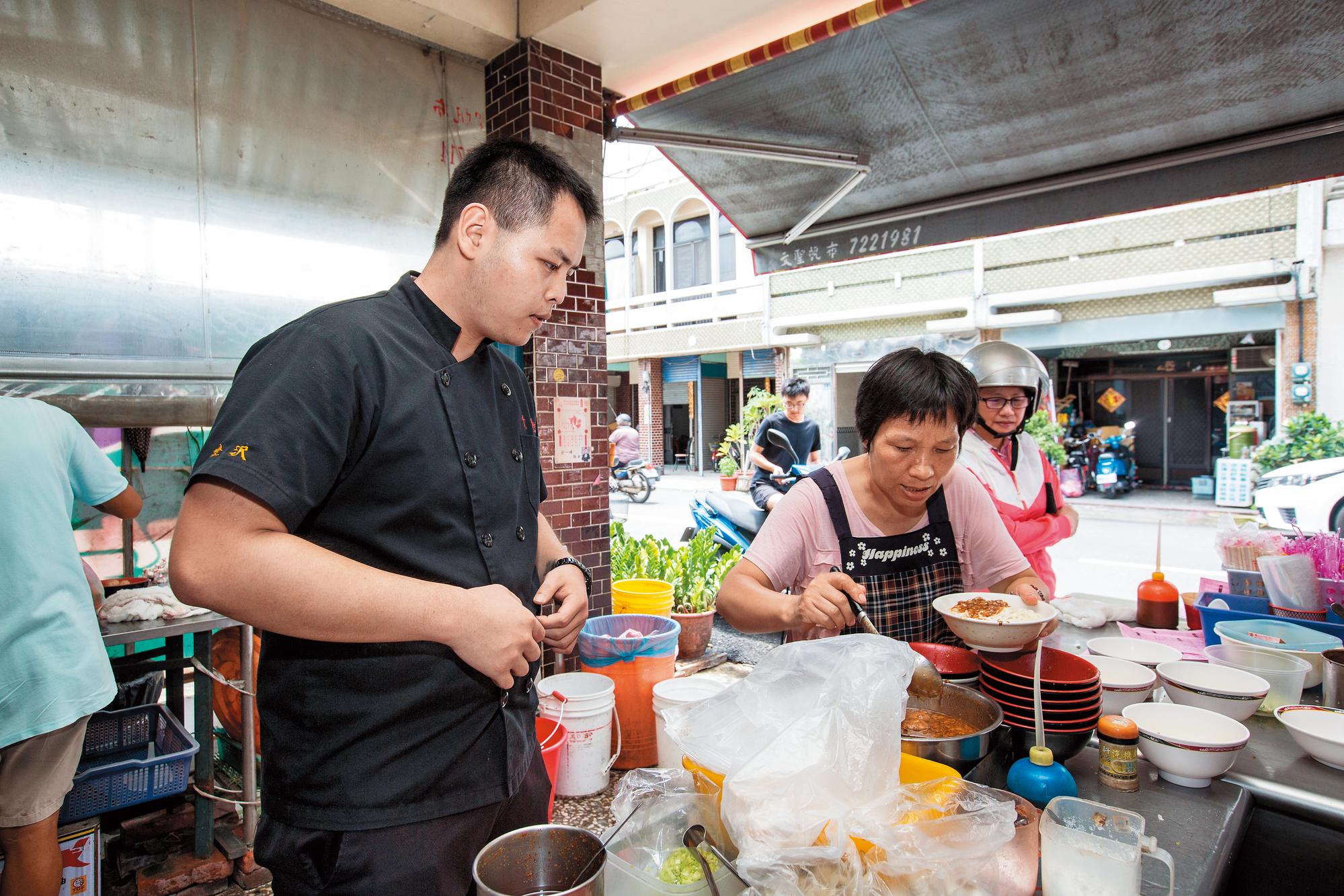 林勁勳(左1)回憶,小時候爸媽忙,家裡附近的麵店,成了他們4個小孩常報到的地方,很有溫暖,彷彿第2個家。