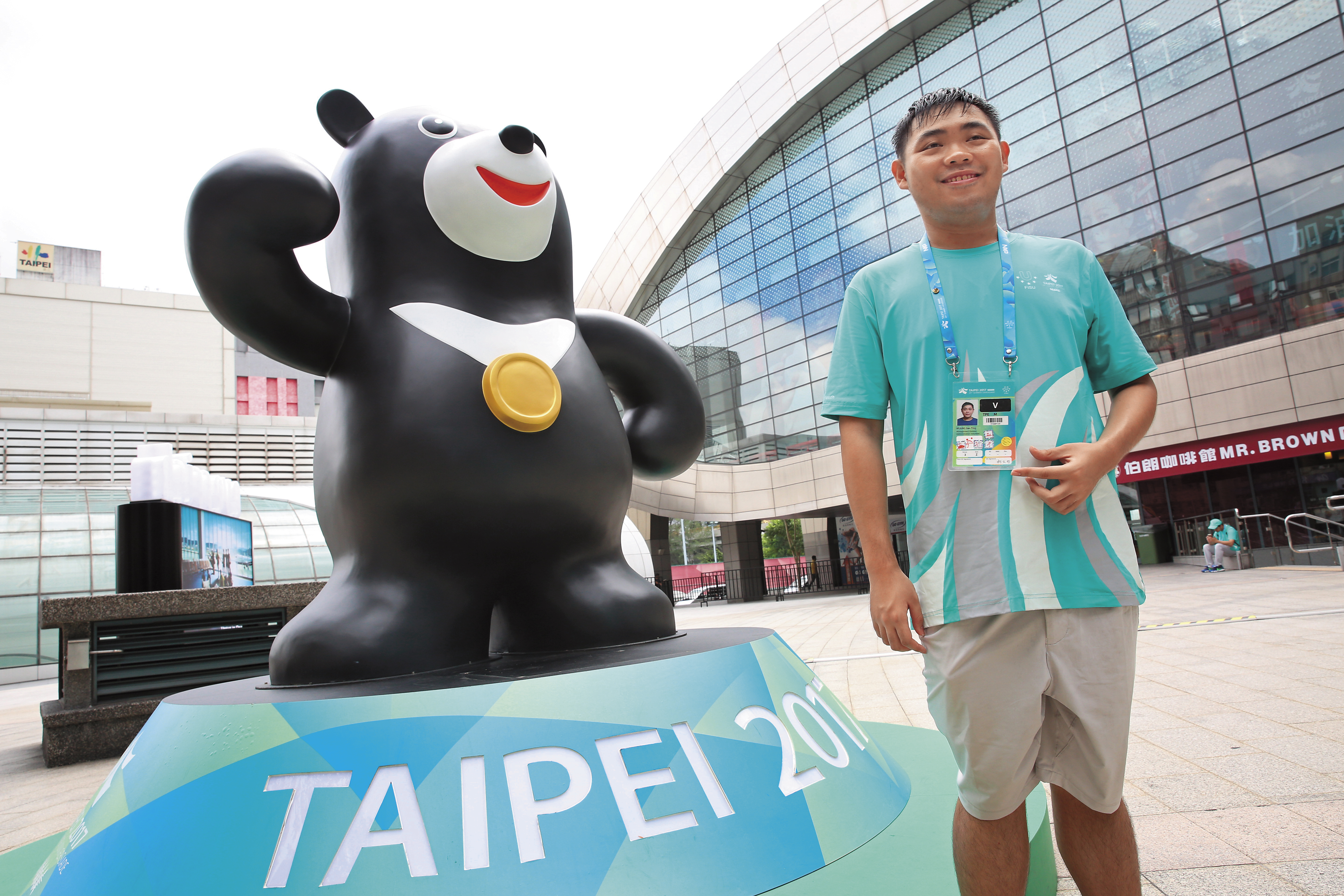 黃建廷從高三開始主動報名擔任各種志工，他說，既是幫助別人，也是自我挑戰。