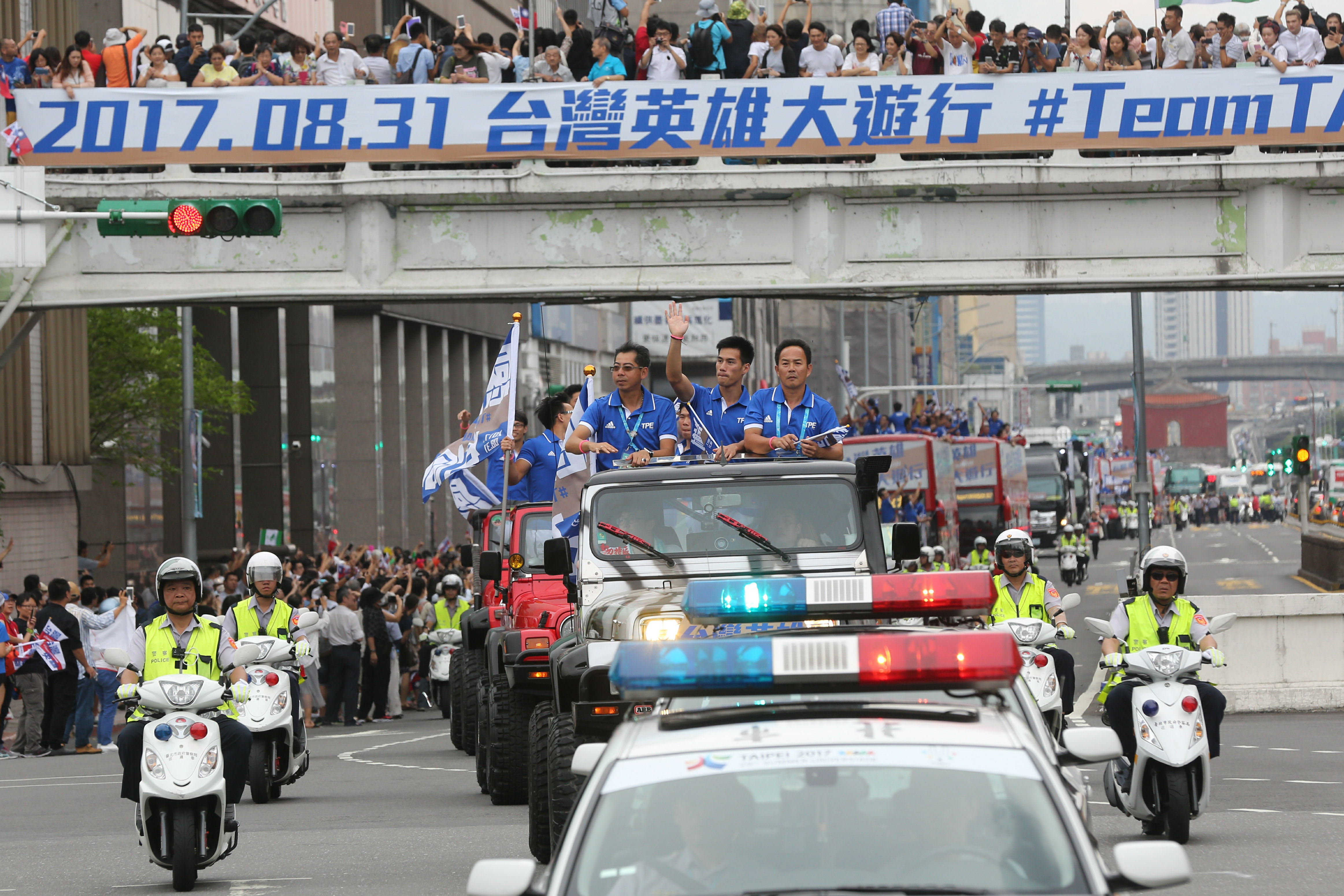 連天橋上都擠滿了熱情的民眾，爭睹新一代台灣之光們。