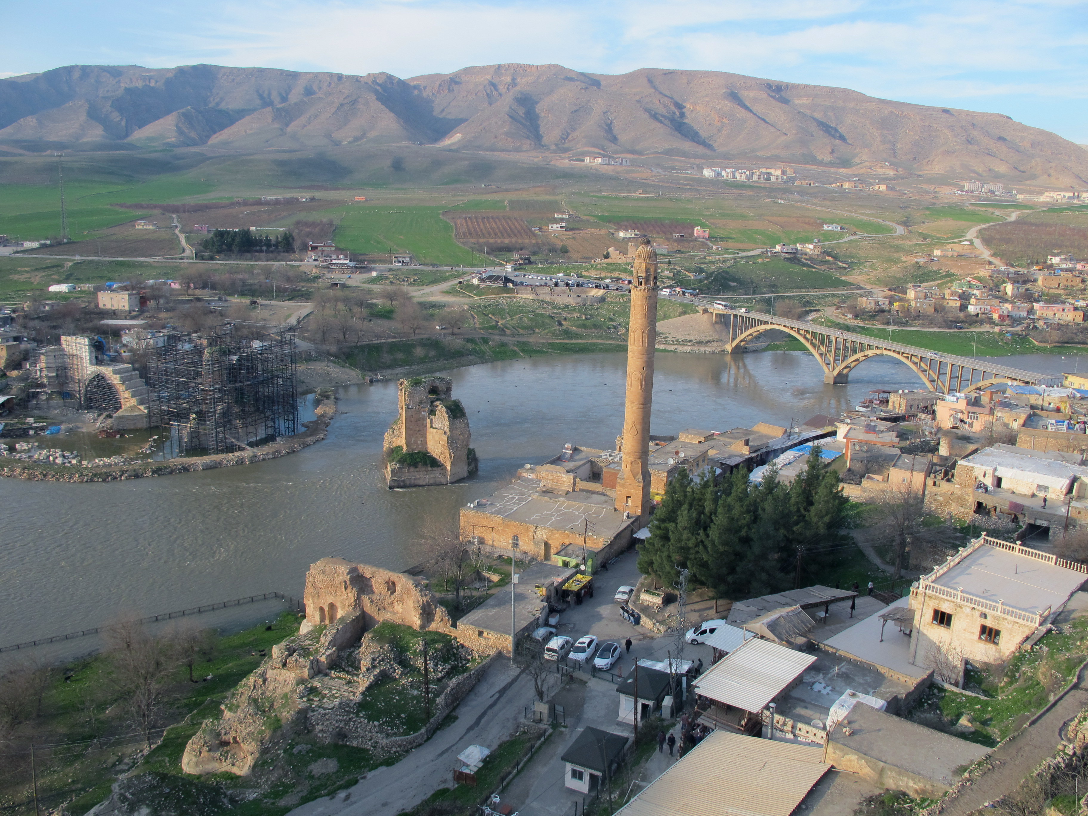 底格里斯河畔的古城哈桑凱伊夫，即將因水庫的興建而淹沒。（東方IC）