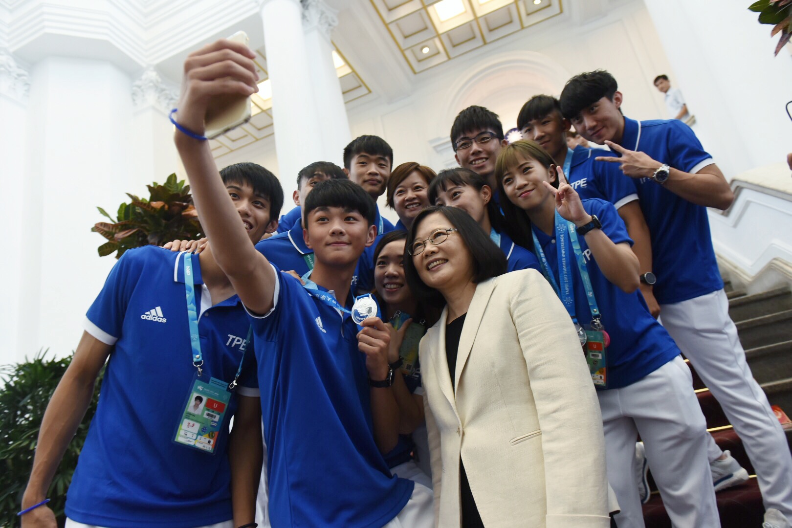 總統蔡英文下午在總統府大禮堂，接見世大運全體代表團成員並合影，同時承諾4年要編100億元，投入體育發展。（總統府提供）