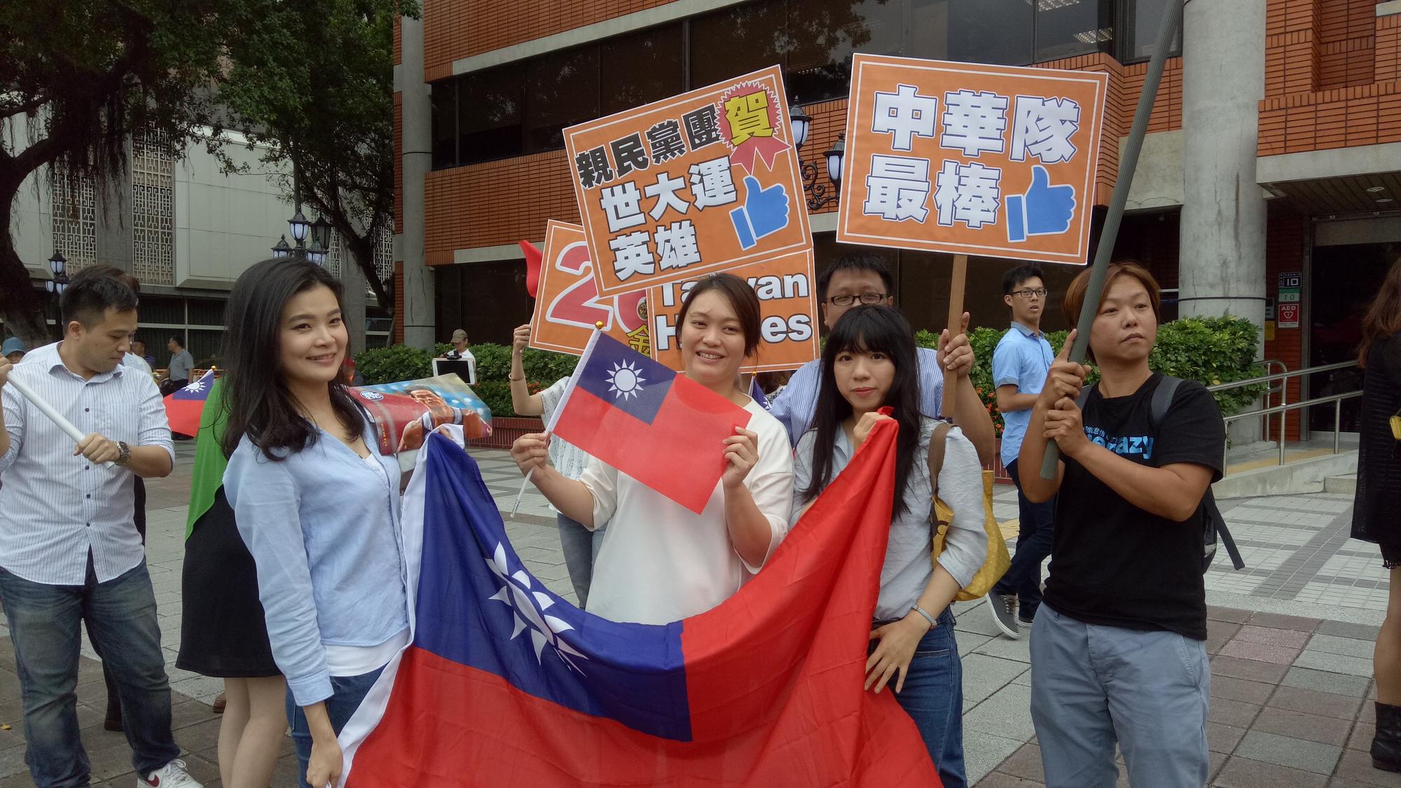 親民黨立委陳怡潔與助理（中）準備國旗、標語迎接遊行車隊。