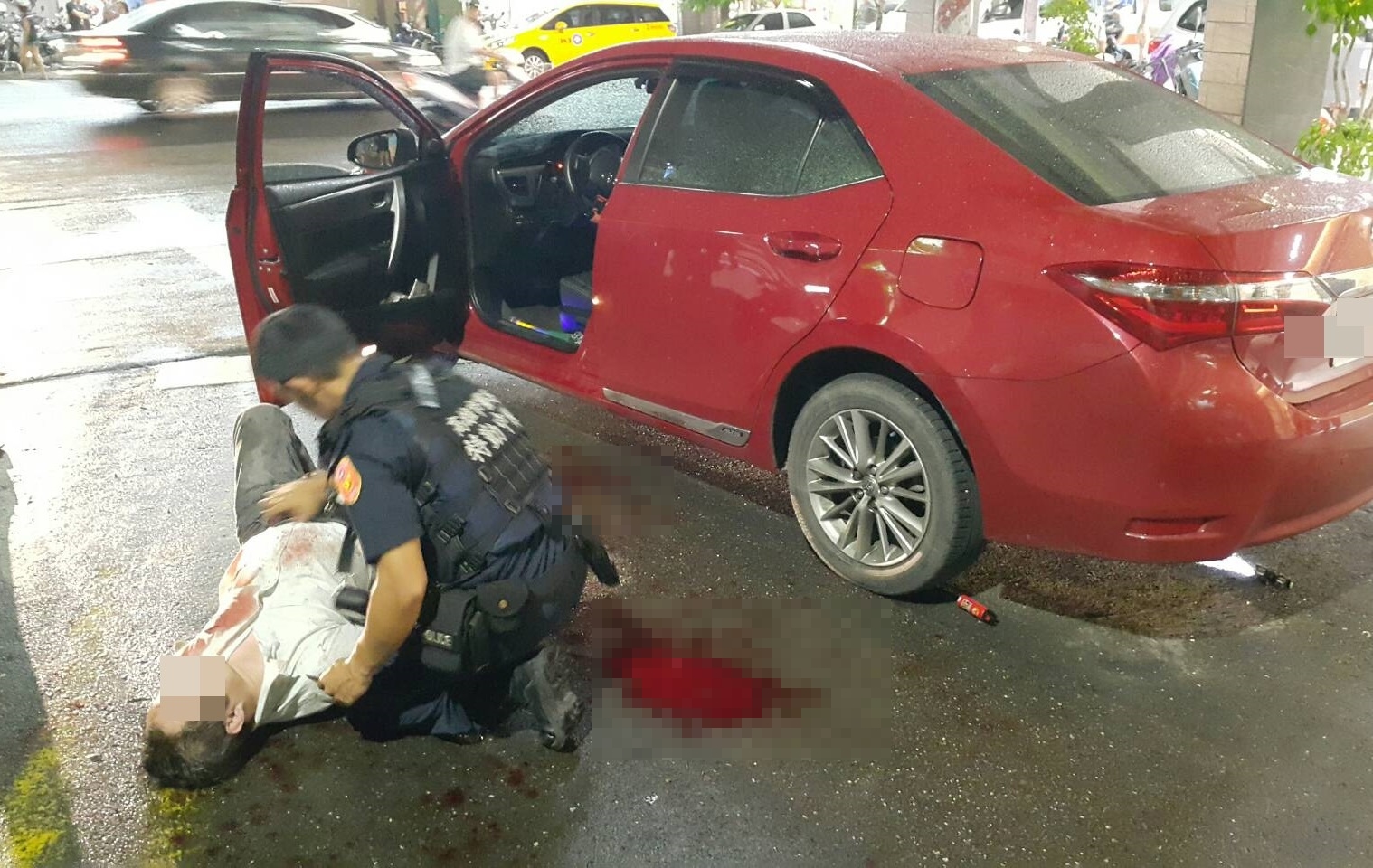 特勤員警遭通緝犯持美工刀劃傷，仍負傷將其逮捕。