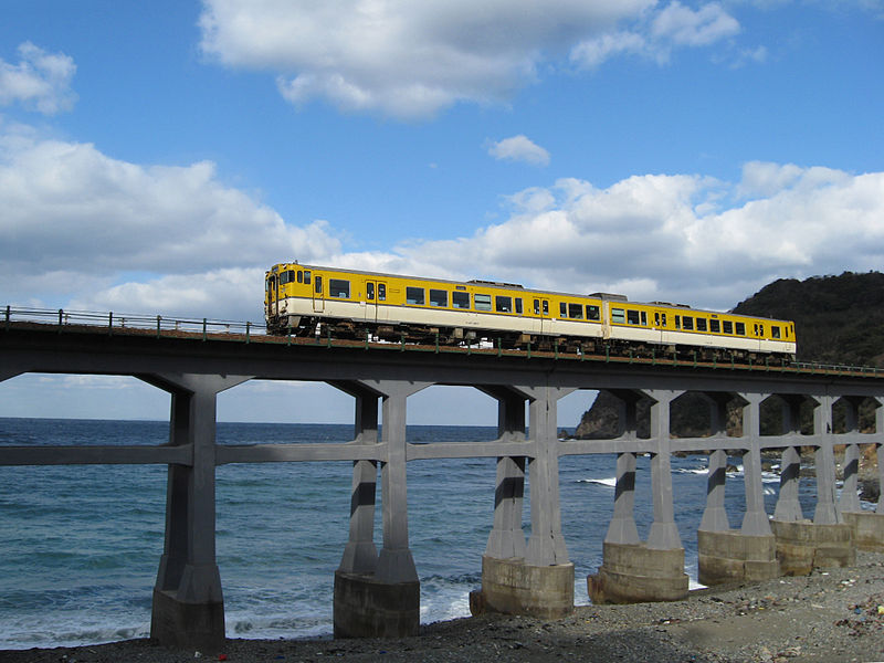 普通電車駛過惣郷鐵橋。（圖片來源：維基百科）