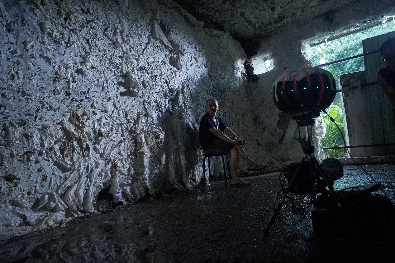 導演蔡明亮的首部VR影片《家在蘭若寺》選在住家旁邊的廢墟內取景。（汯呄霖電影提供）