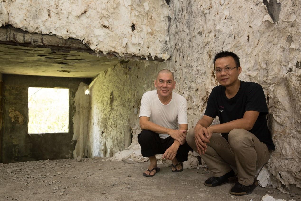 蔡明亮(左)與高俊宏攜手合作,為VR影片《家在蘭若寺》製造手作質感。