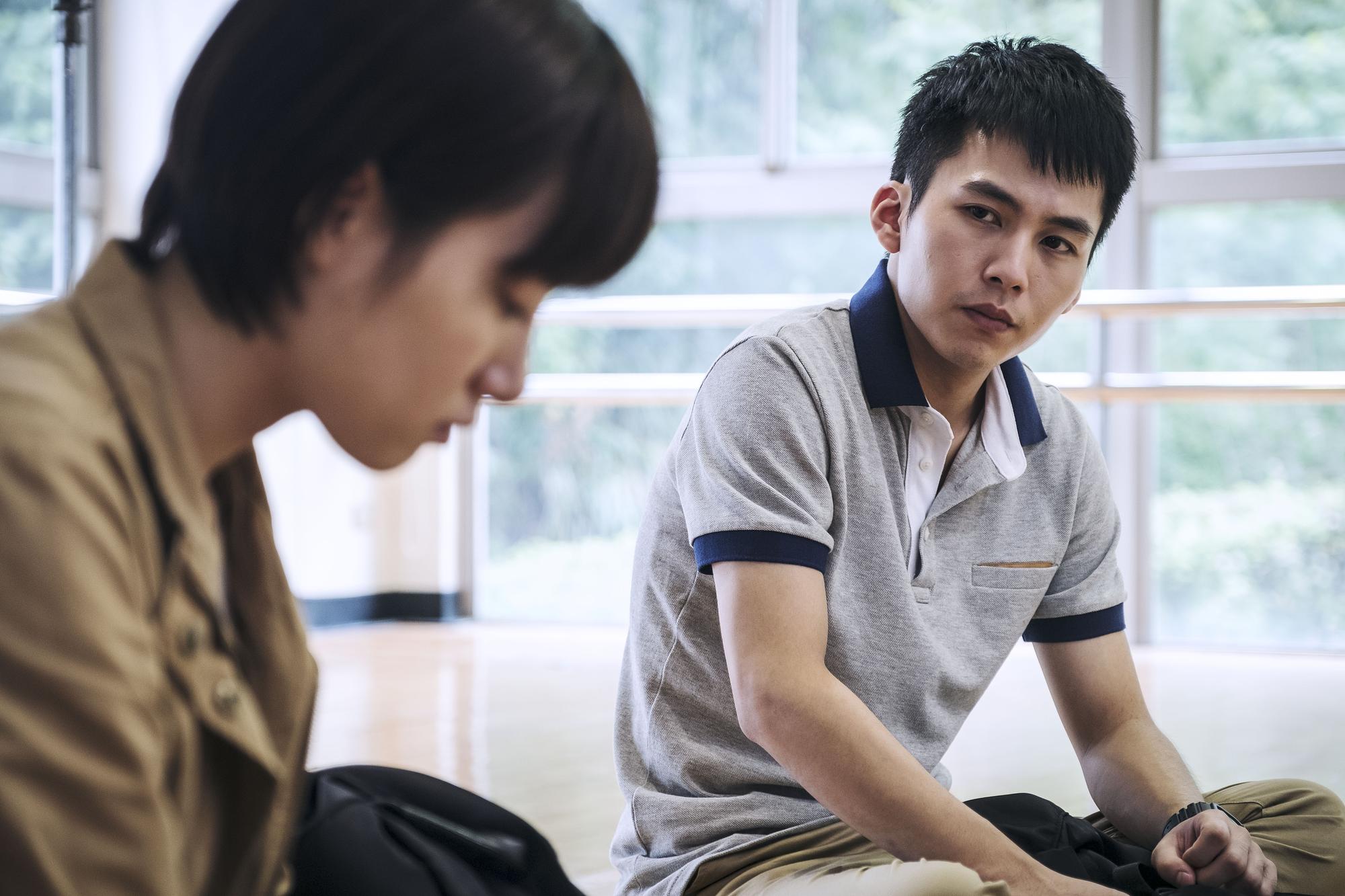 巫建和在《爆炸2》中飾演法律系學生,親眼見證學運及許多社會不公不義事件。(公視提供)