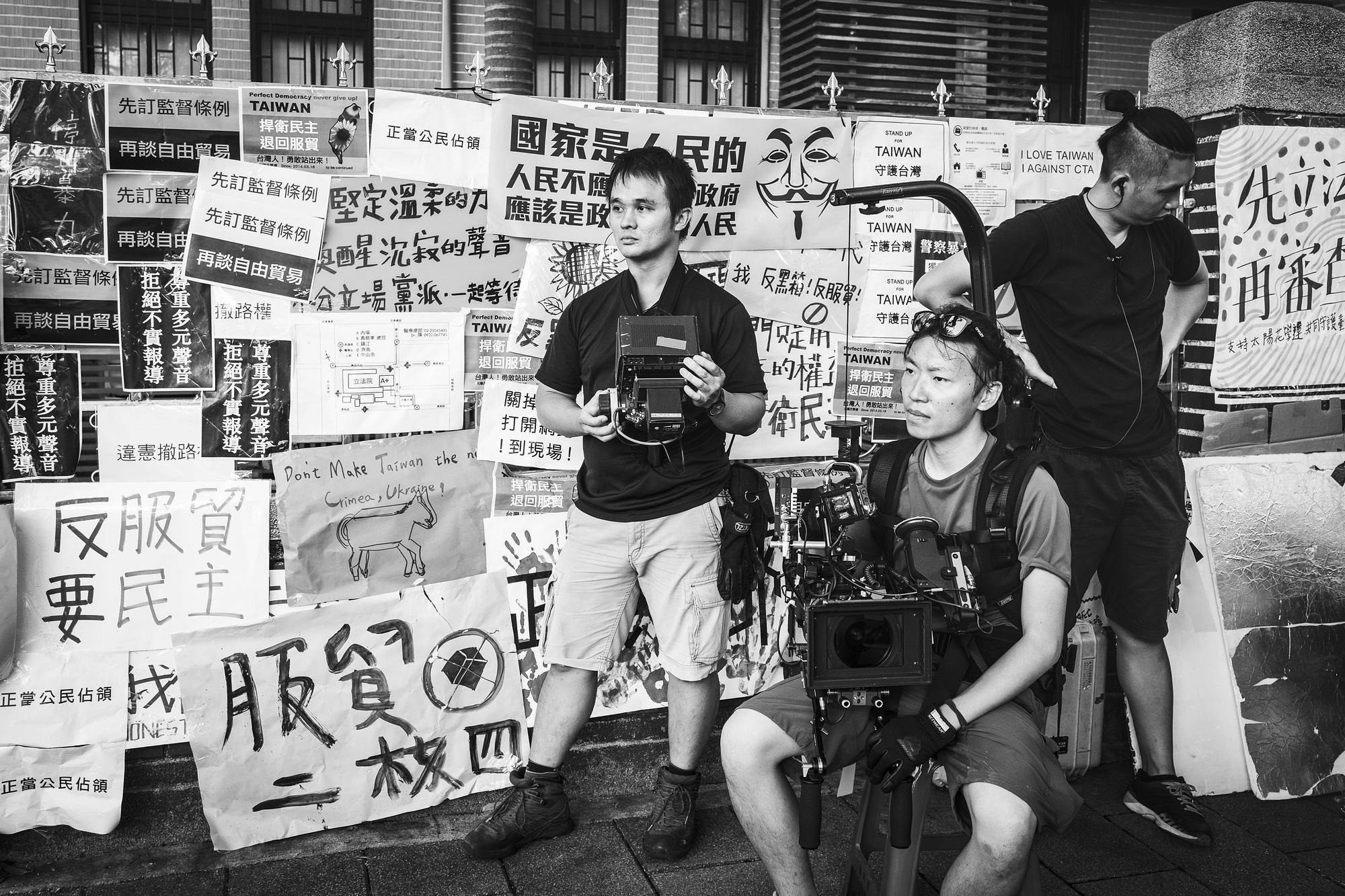 香港攝影師張宇翰(中)對於《爆炸2》中重現學運的戲印象最深刻。(公視提供)