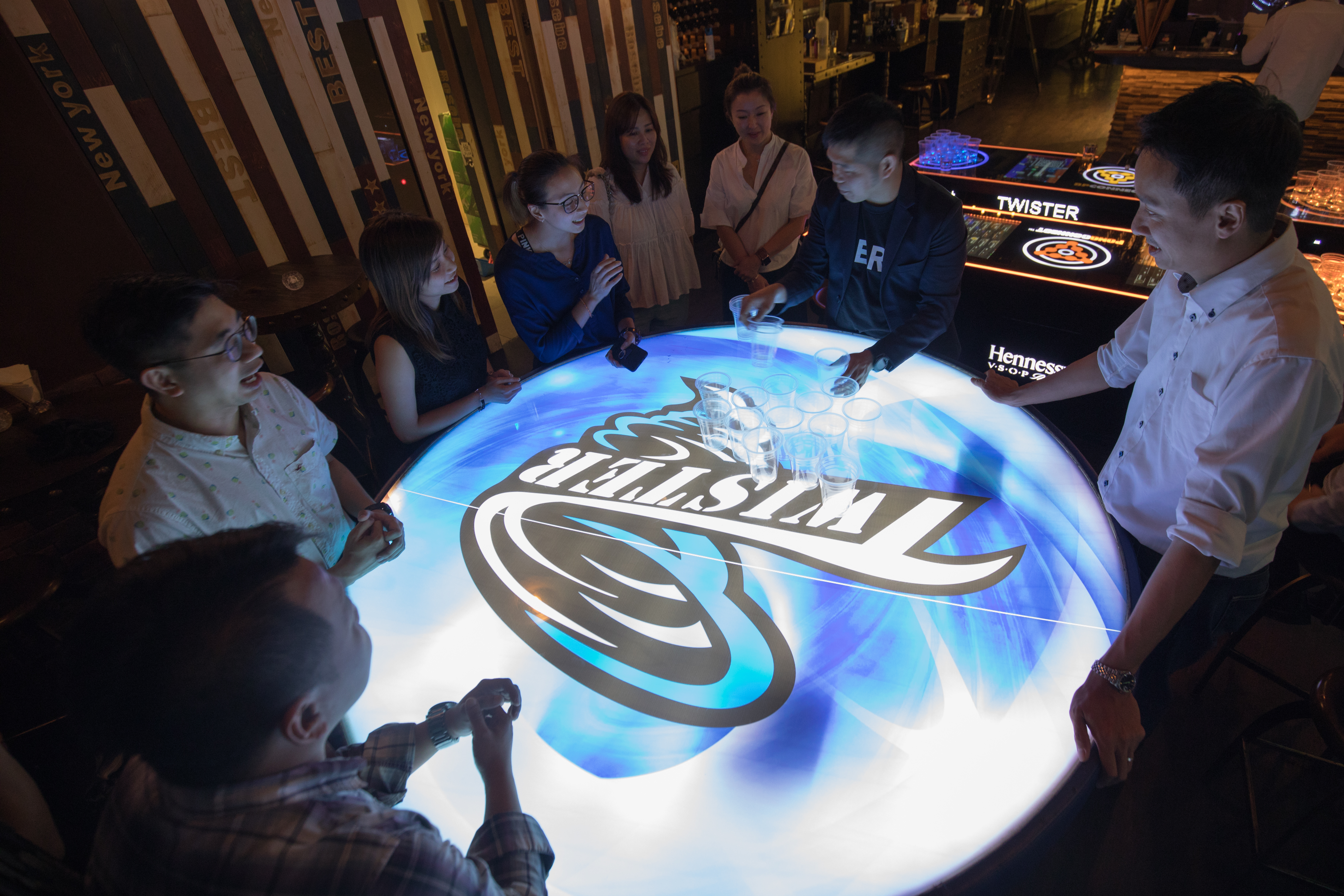 這一張五光十色的球檯是香港時興的啤酒娛樂。