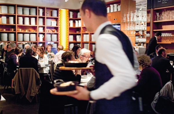 2013年9月在巴黎聖拉查車站開張的「Lazare」，是法國國鐵推動車站飲食改革的第一間餐廳，請來米其林三星主廚艾瑞克佛萊匈坐鎮，主打大眾化的法國鄉村菜。圖取自Lazare的IG