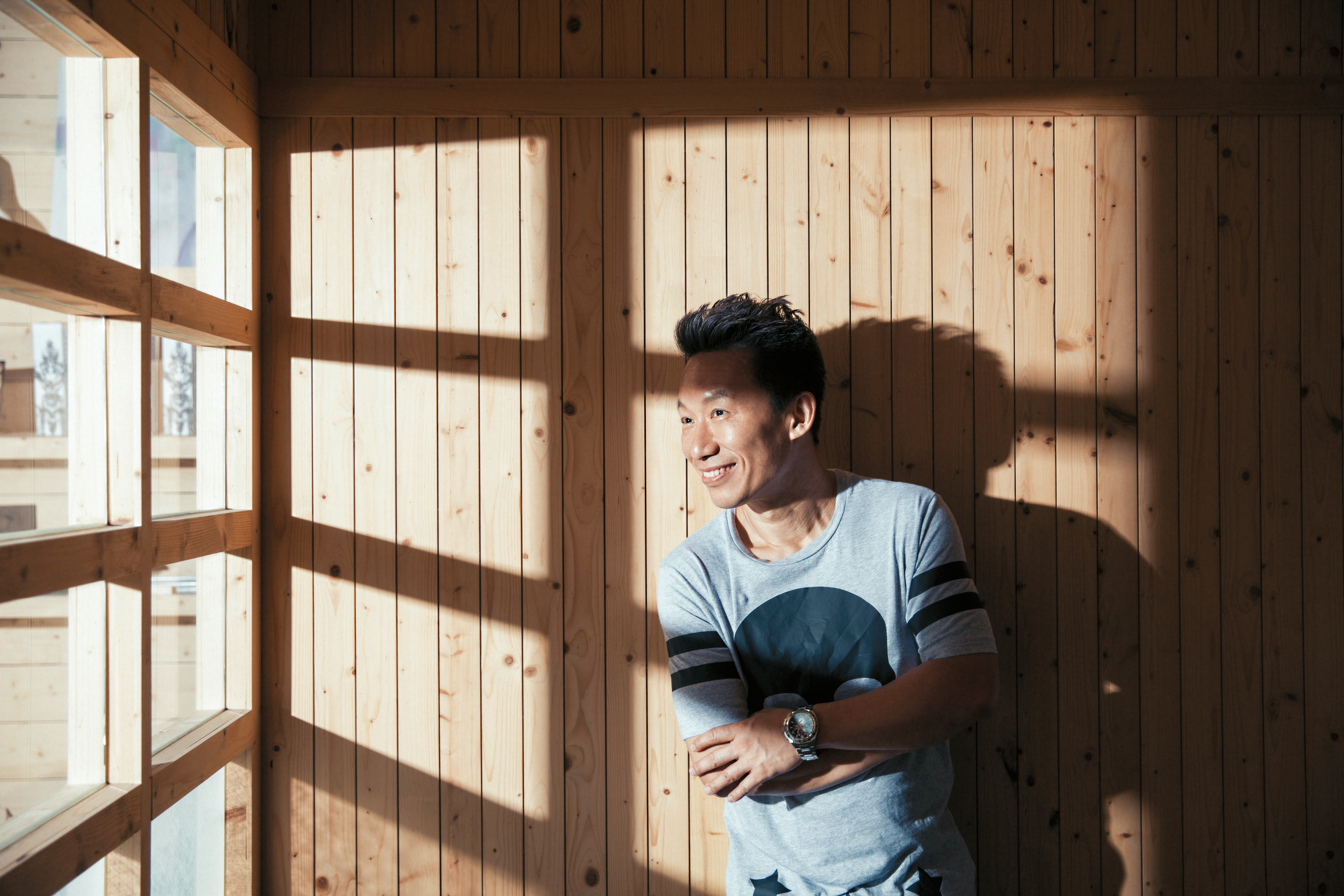 從入行以來就定調，認定不會有人替自己量身訂做寫劇本，所以就立志搞笑，讓世界充滿歡樂。 