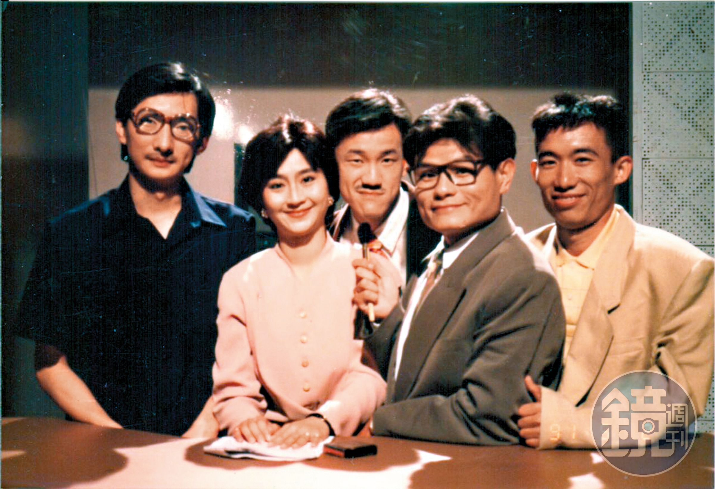 郭子乾（右）在電視節目《連環泡》成功從幕後走到幕前，奠定了他的演藝生涯。左起九孔、楊麗音、陳為民、許效舜。（郭子乾提供） 