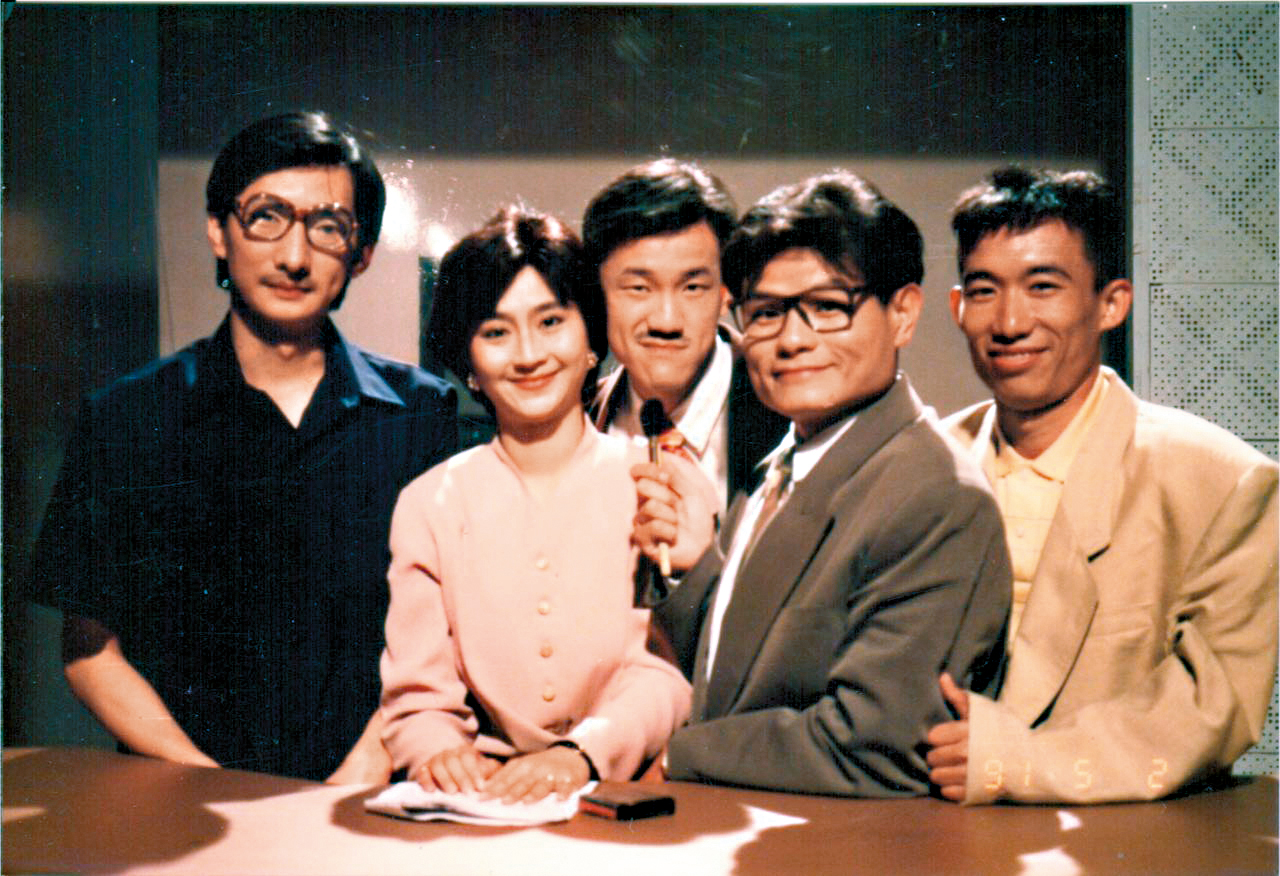 郭子乾（右）在電視節目《連環泡》成功從幕後走到幕前，奠定了他的演藝生涯。左起九孔、楊麗音、陳為民、許效舜。（郭子乾提供） 