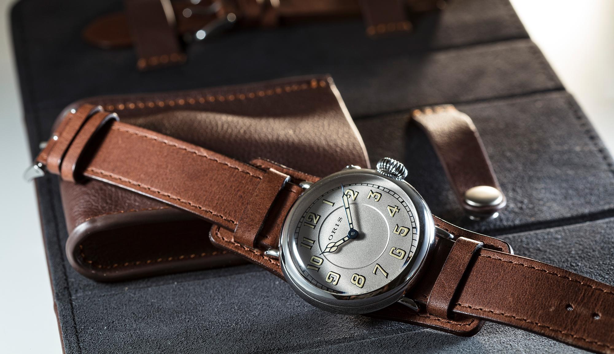 ORIS Big Crown 1917，隨錶附上精美的皮件收納袋。