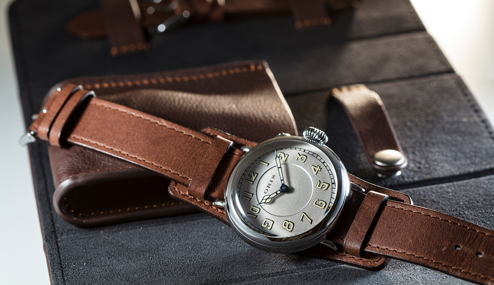 ORIS Big Crown 1917,隨錶附上精美的皮件收納袋。