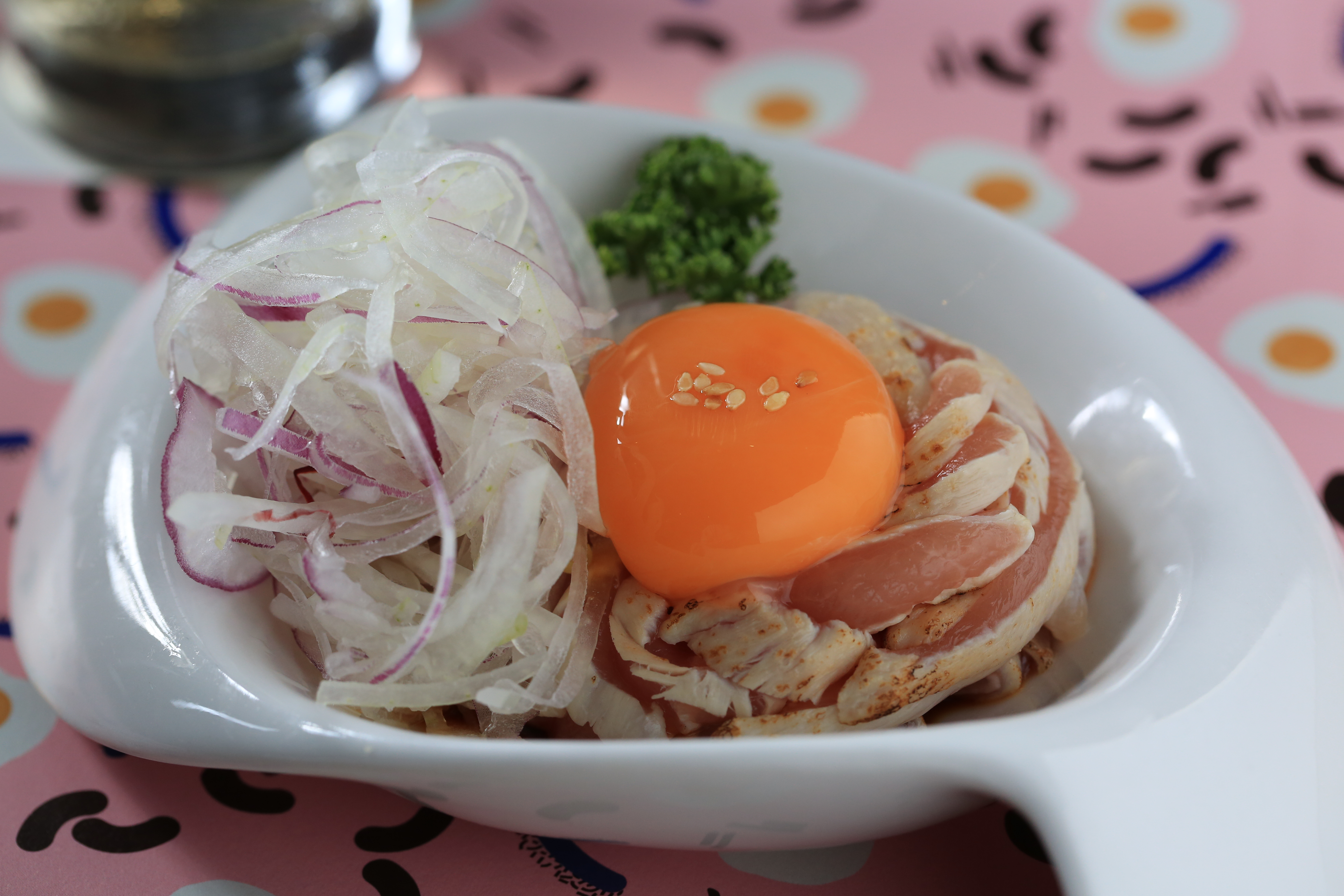 「月見雞刺身」是用桂丁雞的里肌肉製成，僅將表面炙烤，維持生肉口感。（180元／份）