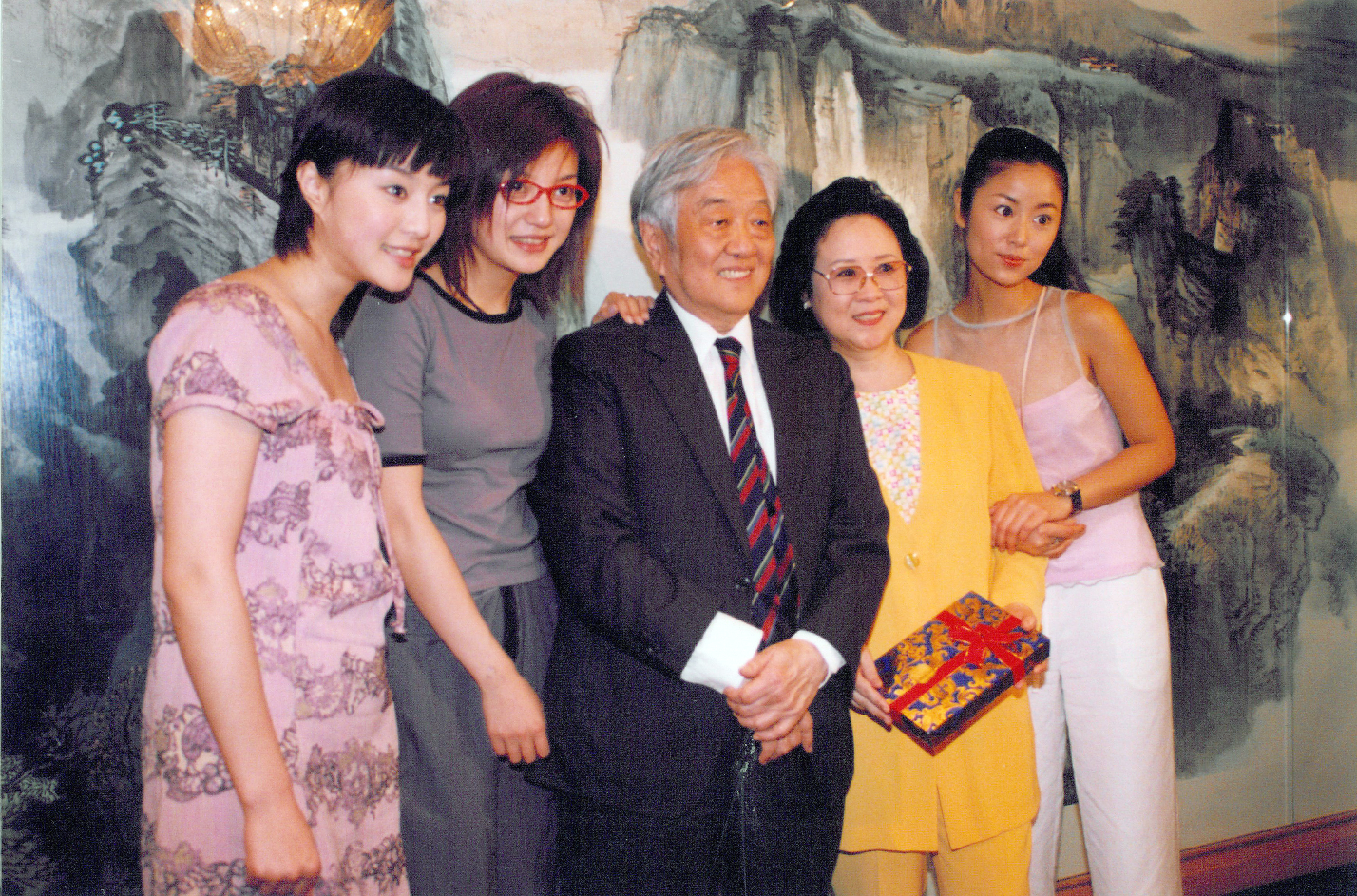 瓊瑤和平鑫濤共同完成了13部電影，25部連續劇，可以說沒有瓊瑤，華人影劇圈的風景將大大不同。圖為《還珠格格》的演員林心如（右一）、趙薇（左二）和范冰冰（左一）來台，與瓊瑤（右二）和平鑫濤（右三）合影於可園。