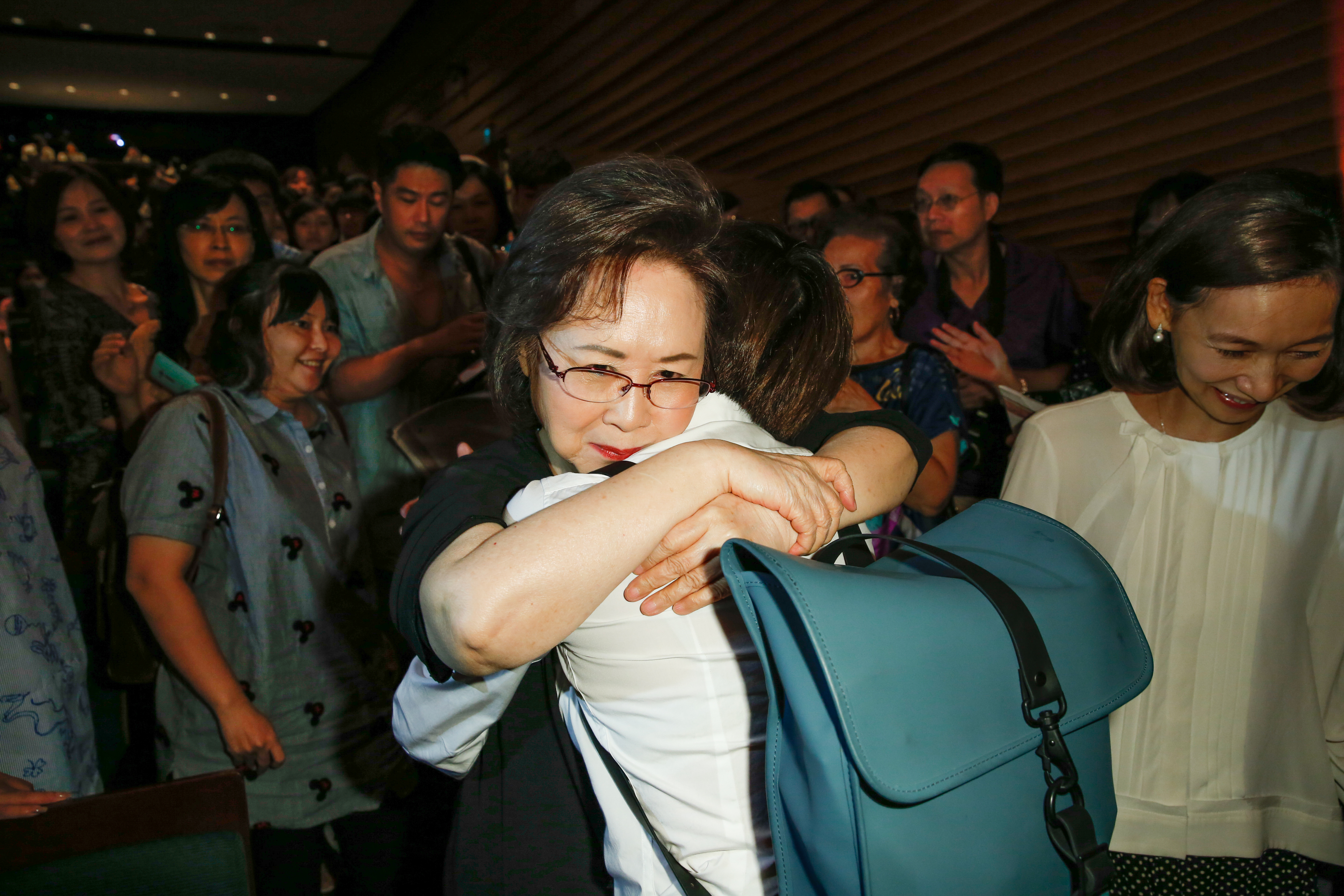 瓊瑤自認有「瓊瑤病」，即是十分熱情，有時甚至不經思考。圖為她在新書座談會上，擁抱安慰在「爭取善終權」上有過類似經歷的讀者。