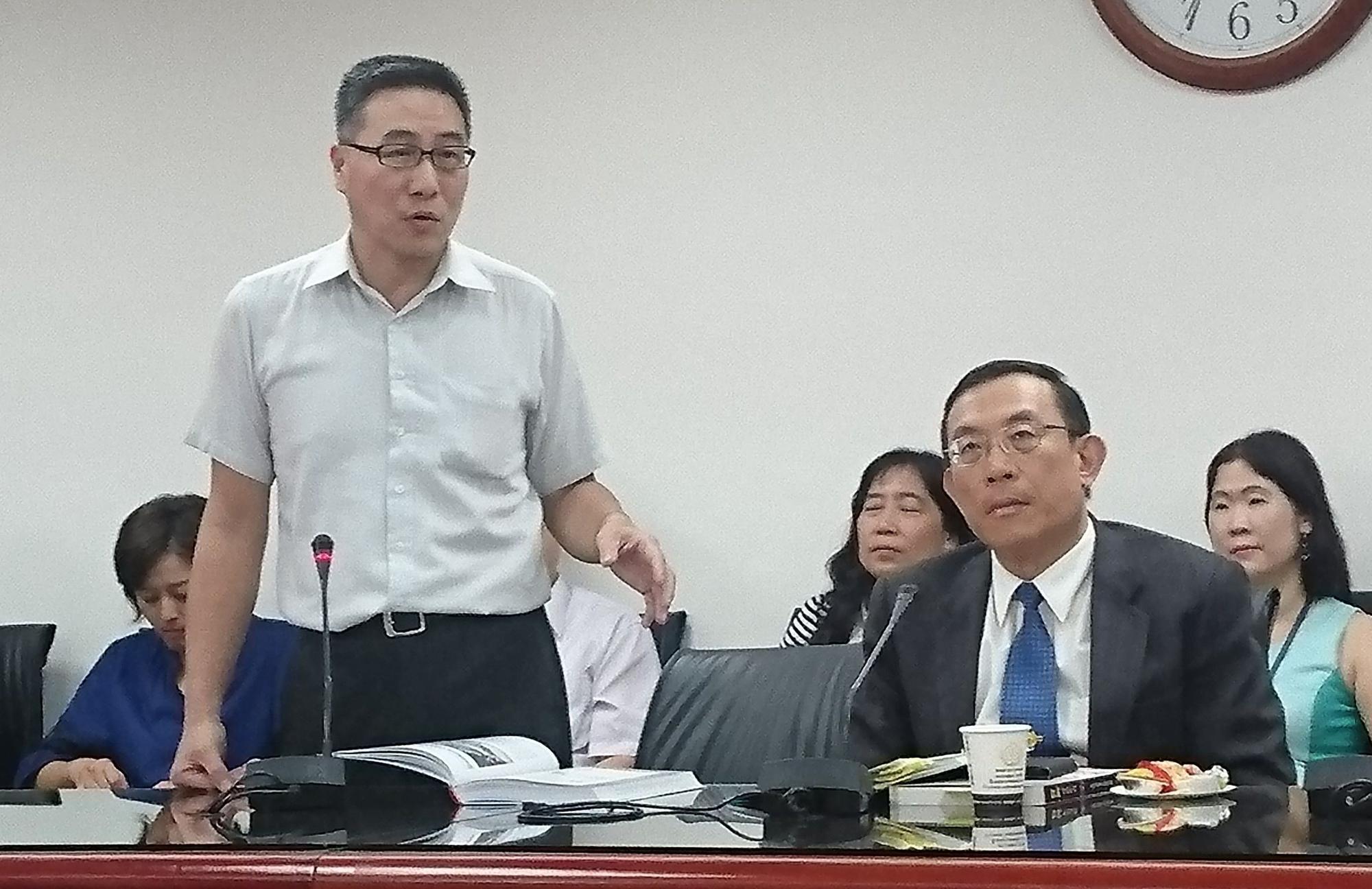 北檢襄閱張介欽(左)提到,當年就是透過日新一書得知檢察長邢泰釗的名號。