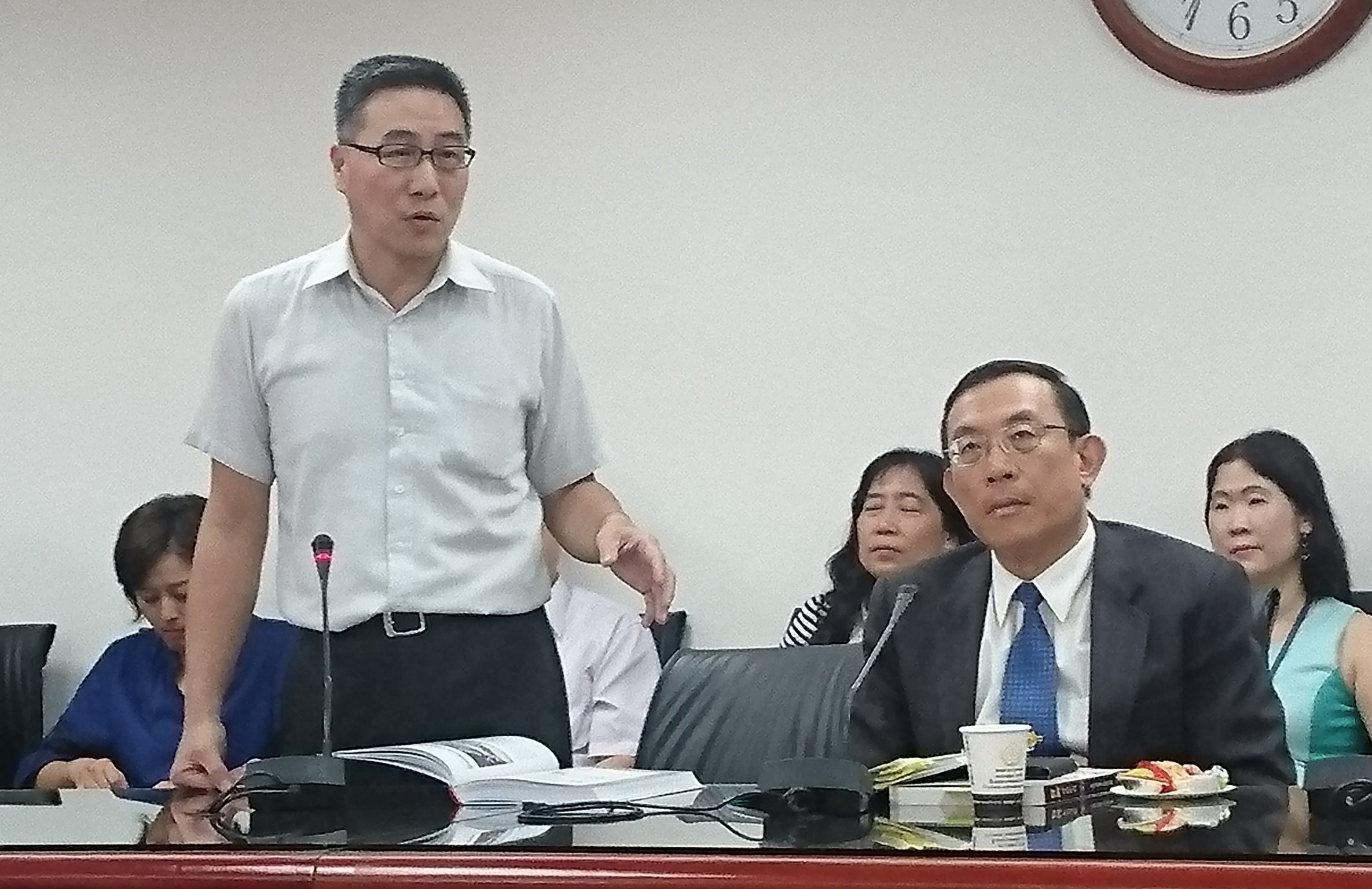 北檢襄閱張介欽（左）提到，當年就是透過日新一書得知檢察長邢泰釗的名號。