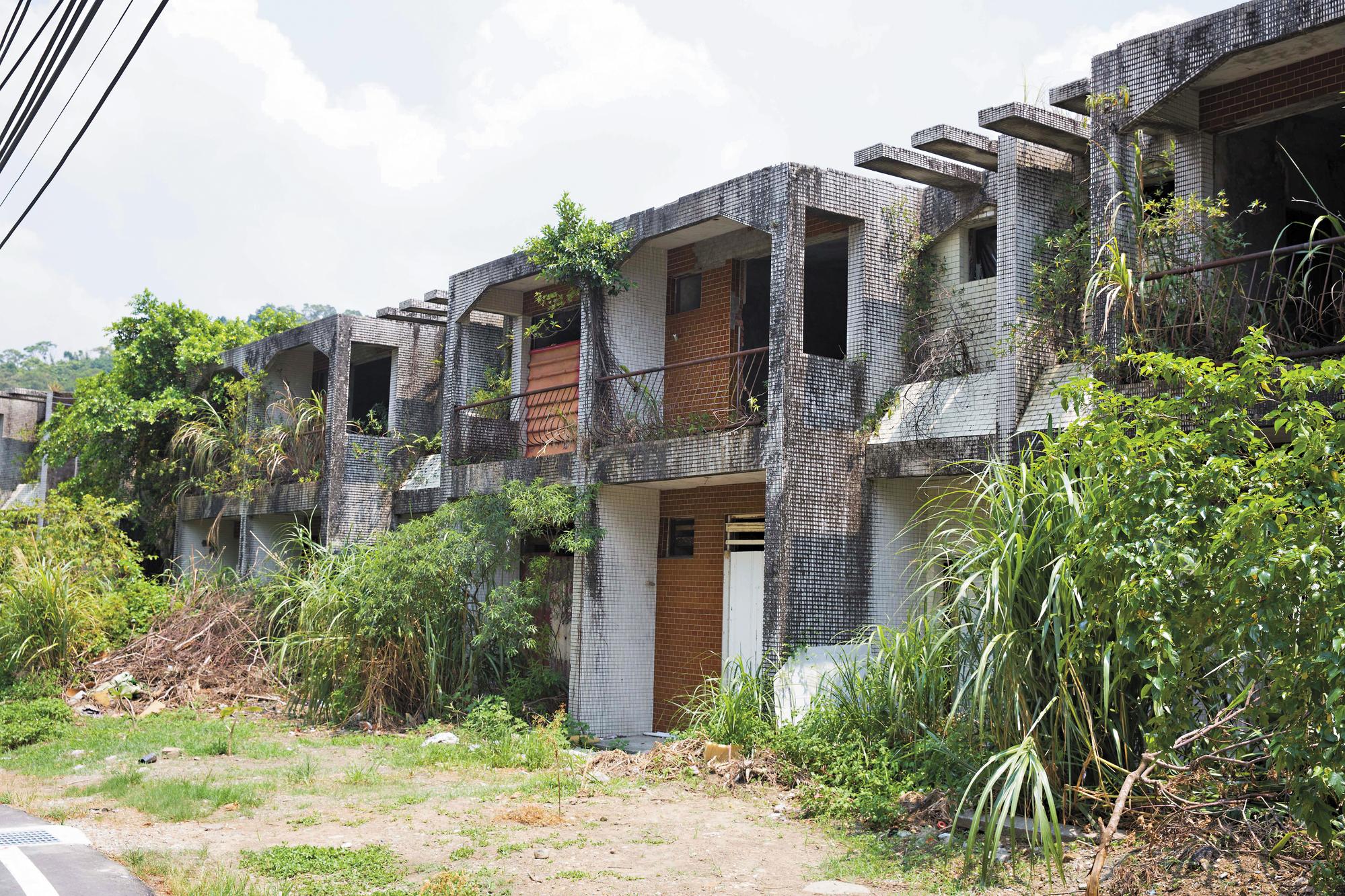 蔡明亮與李康生買下2棟新店山區廢棄透天厝,改造成住家,無人居住的鄰棟則成為這次的拍攝地。