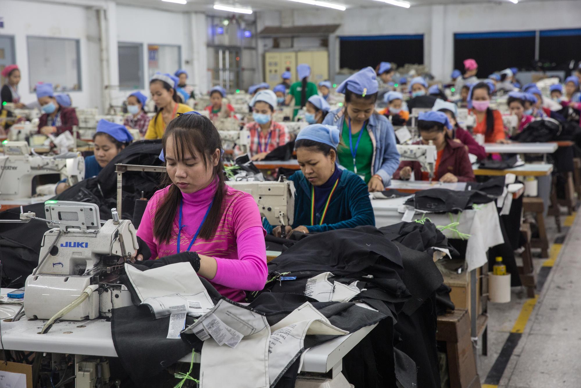 製作牛仔褲工序繁瑣,屬勞力密集行業,產線自動化為終極目標,圖為如興位於柬埔寨金邊市區的工廠。