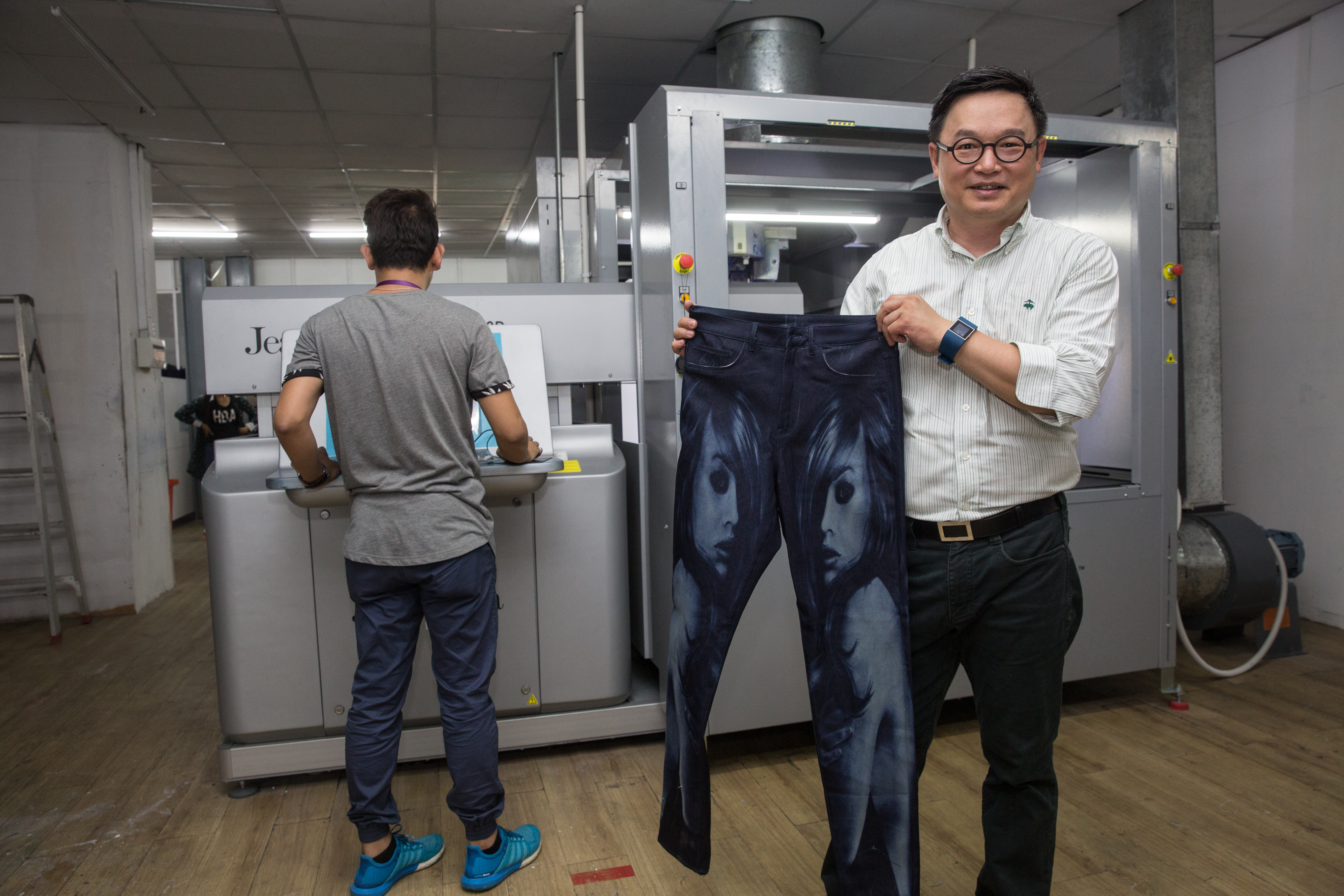 如興董事長陳仕修說，如興有牛仔褲最新的雷射技術，可以掃瞄圖片印在褲子上，具有客製化能力。