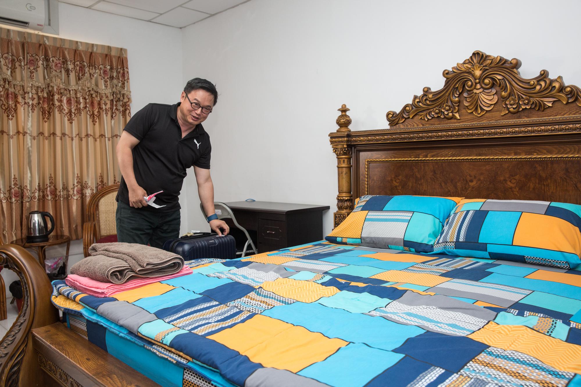 如興董事長陳仕修隨和樸實，連國外出差都堅持住員工宿舍，力求簡單就好。