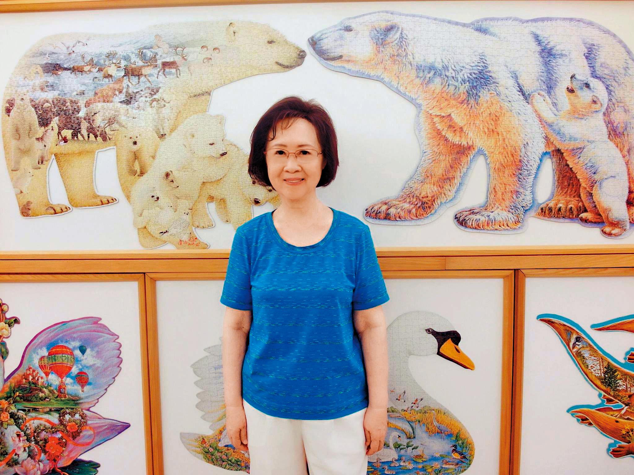 瓊瑤在位於台北東區的住家「可園」內留影。可園裡除了有花園,還有視聽室,是她和平鑫濤共同打造的家。 (天下文化提供)