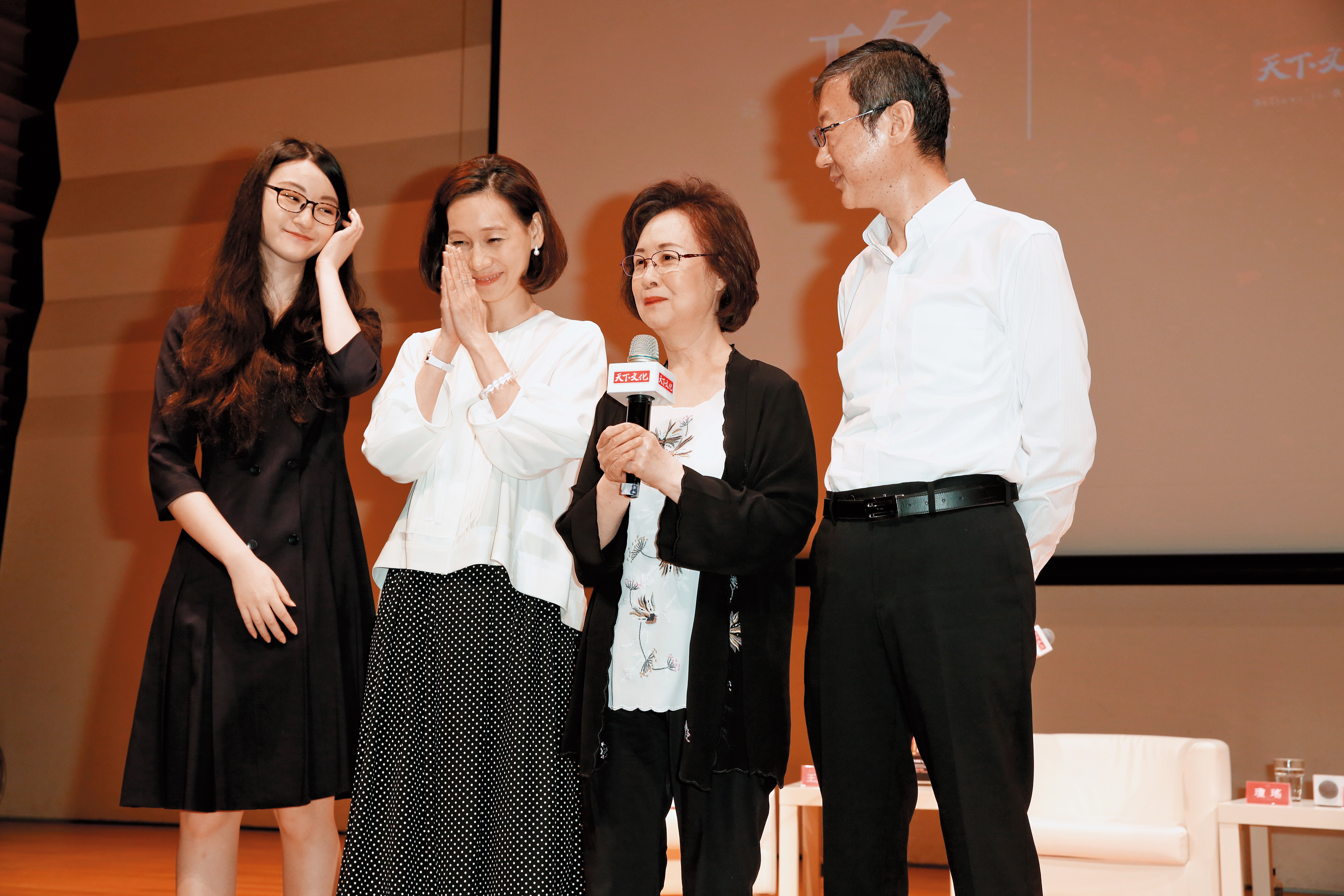 新書座談會上,瓊瑤的兒子陳中維、媳婦何琇瓊和孫女陳可嘉都出席為她打氣。