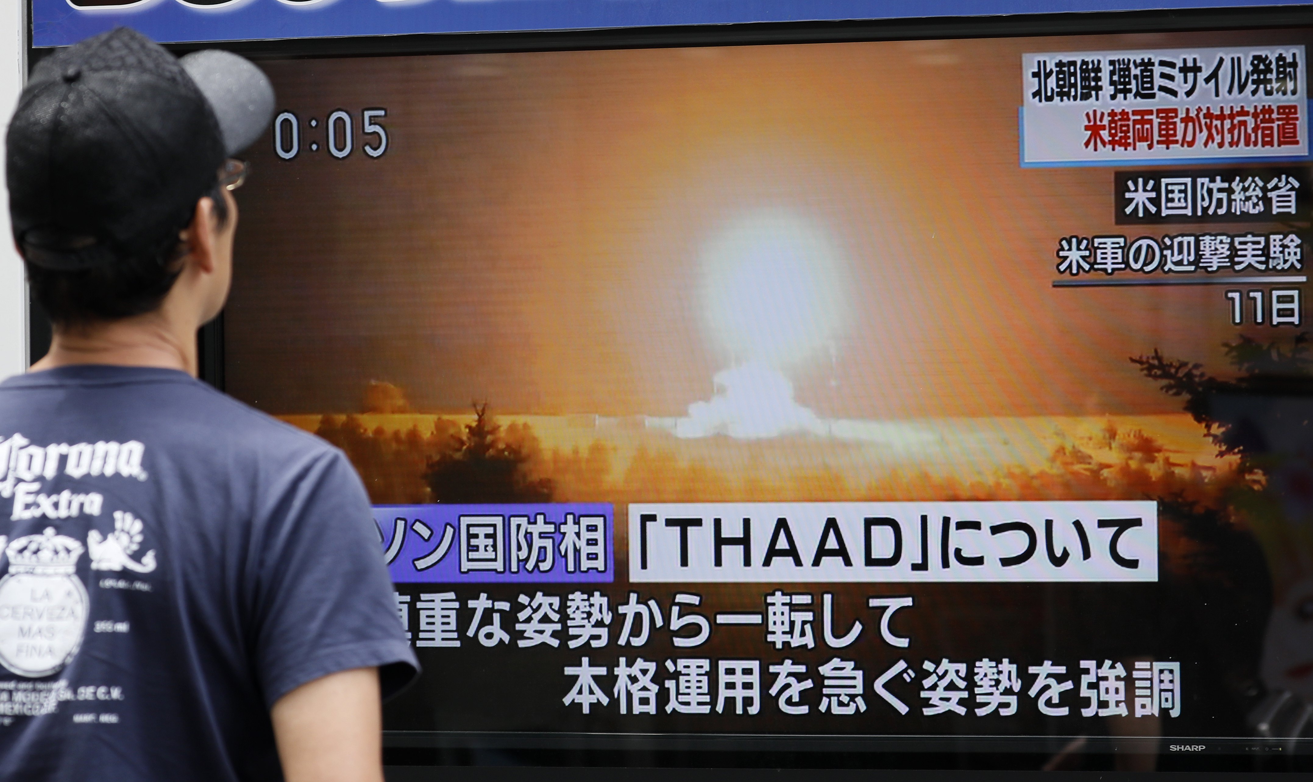 北韓3日中午疑似進行第六度核試爆，圖為7月29日平壤試射洲際飛彈，聲稱可攻擊美國全境，日本民眾關注電視台的插播報導。（東方IC）