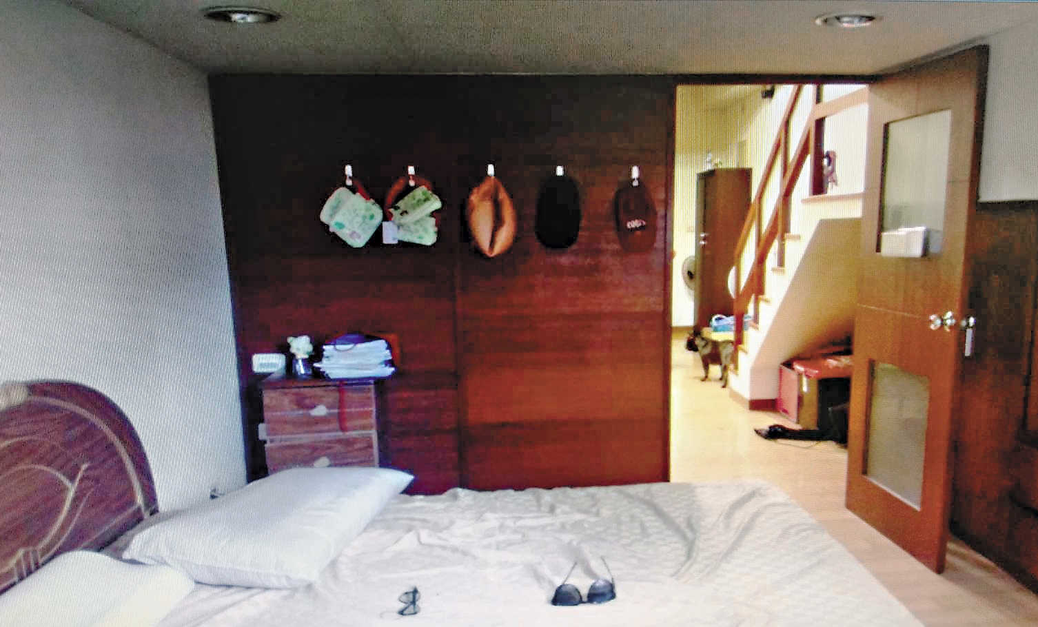李男家中架設多個鏡頭,準備將他「大戰英姿」分秒不漏的拍下。(翻攝畫面)