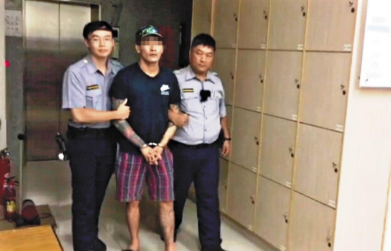 李男平時行徑張狂，甚至直播警方逮捕他的過程，真正進到警局卻乖得一聲也不敢吭。（翻攝畫面）