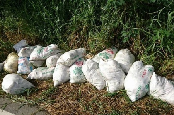 麥寮雷厝往崙背豐榮方向的產業道路，被堆放多袋雞屍，被PO在「我是麥寮人」粉絲團，引起鄉民恐慌。