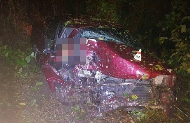 車子右側嚴重毀損，16歲的兒子受困在擠壓、變形的車體裡。