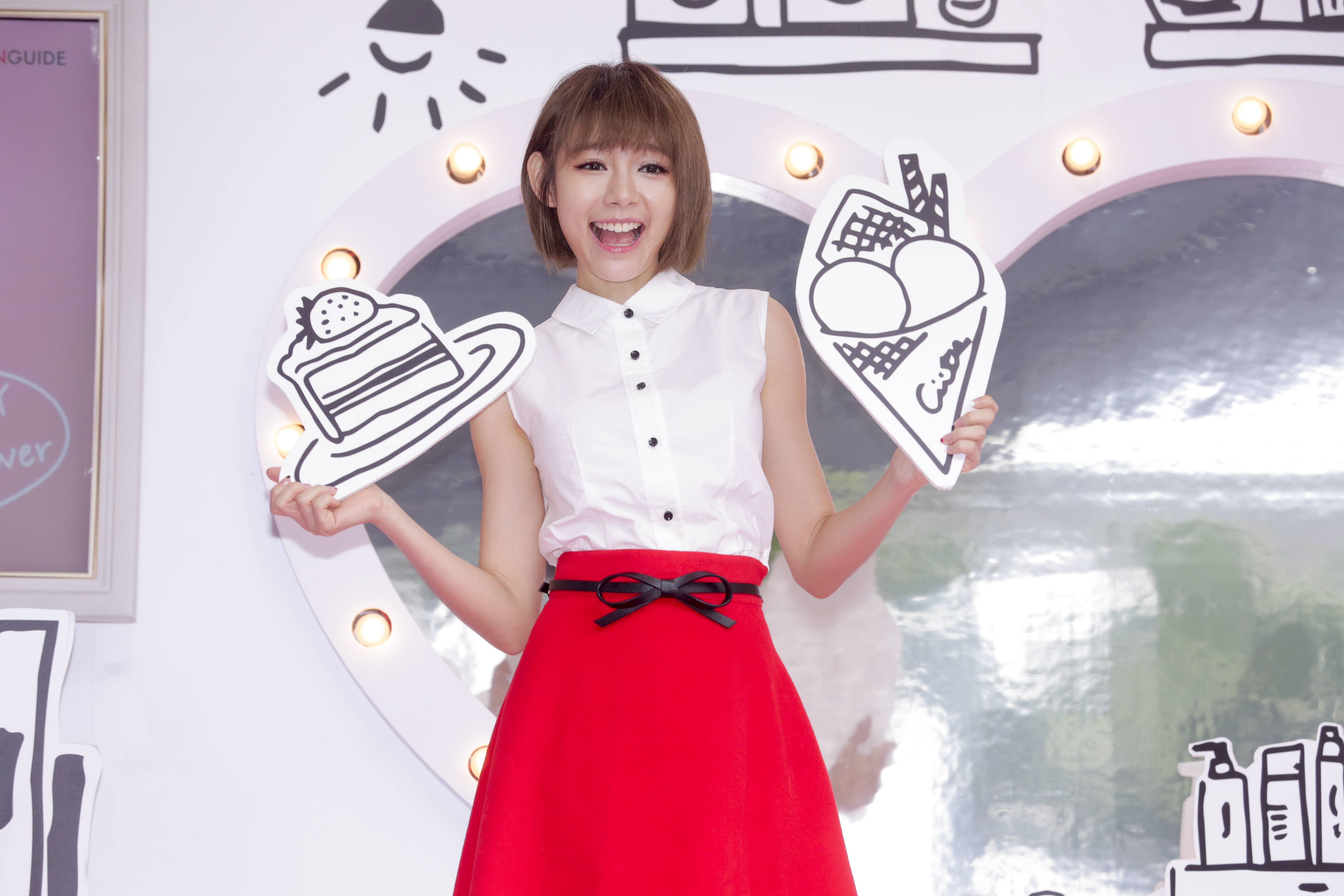 林明禎擔任美妝大使，穿上紅裙亮麗出場。