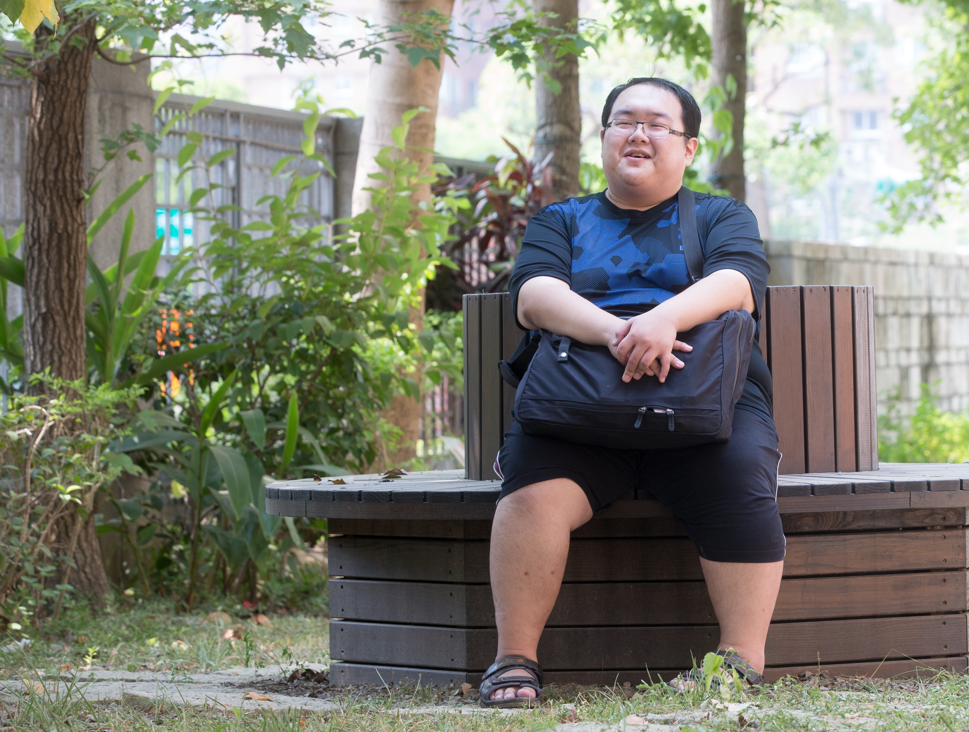 我們回到宋尚緯念的小學，但對他來說，校園的記憶並不愉快。