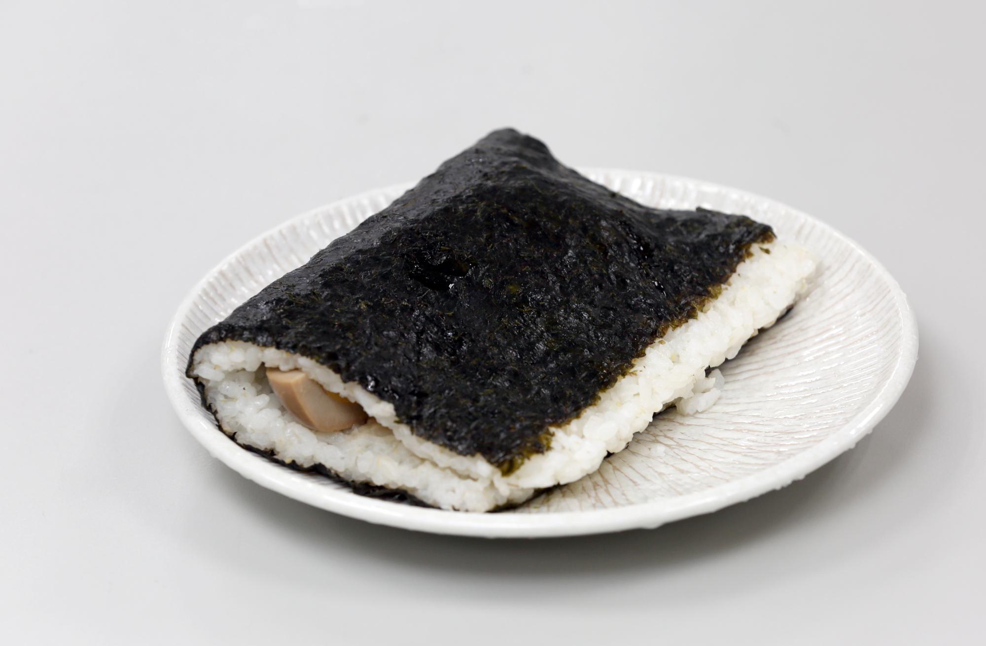宋尚緯的午餐很簡單,是超商飯糰,他也曾靠買賣超商贈品賺取生活費。