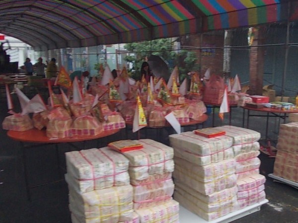 行之有年的「中元節紙錢集中焚燒政策」今年疑因「滅香效應」廟宇興趣缺缺。