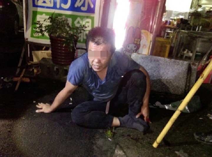 鄭嫌在被害人父子及鄰居圍捕下，在大馬路上被團團圍住。