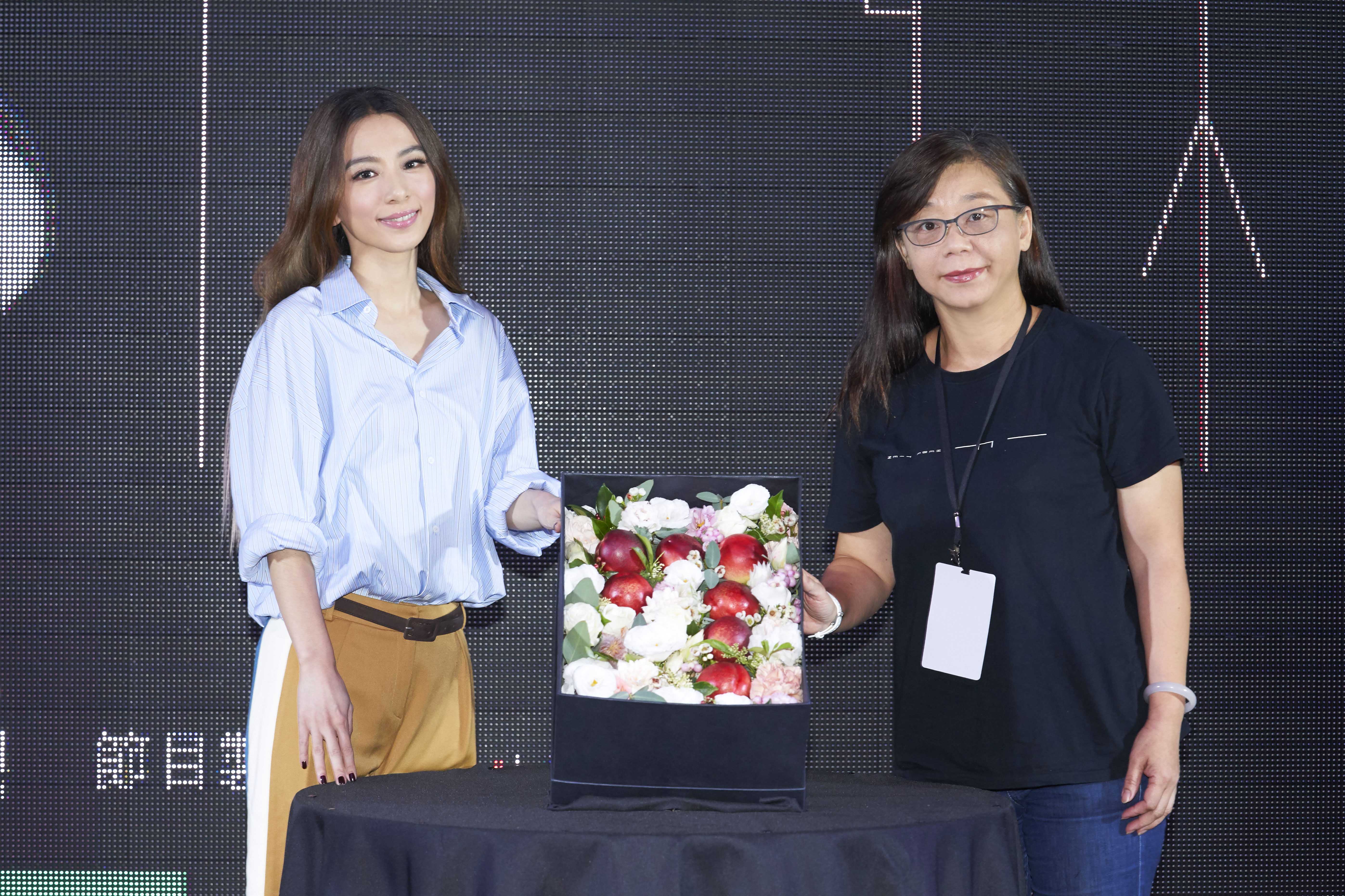 歡慶出道七週年紀念日，華研國際送上「七桃」祝福田馥甄旅夢成真。